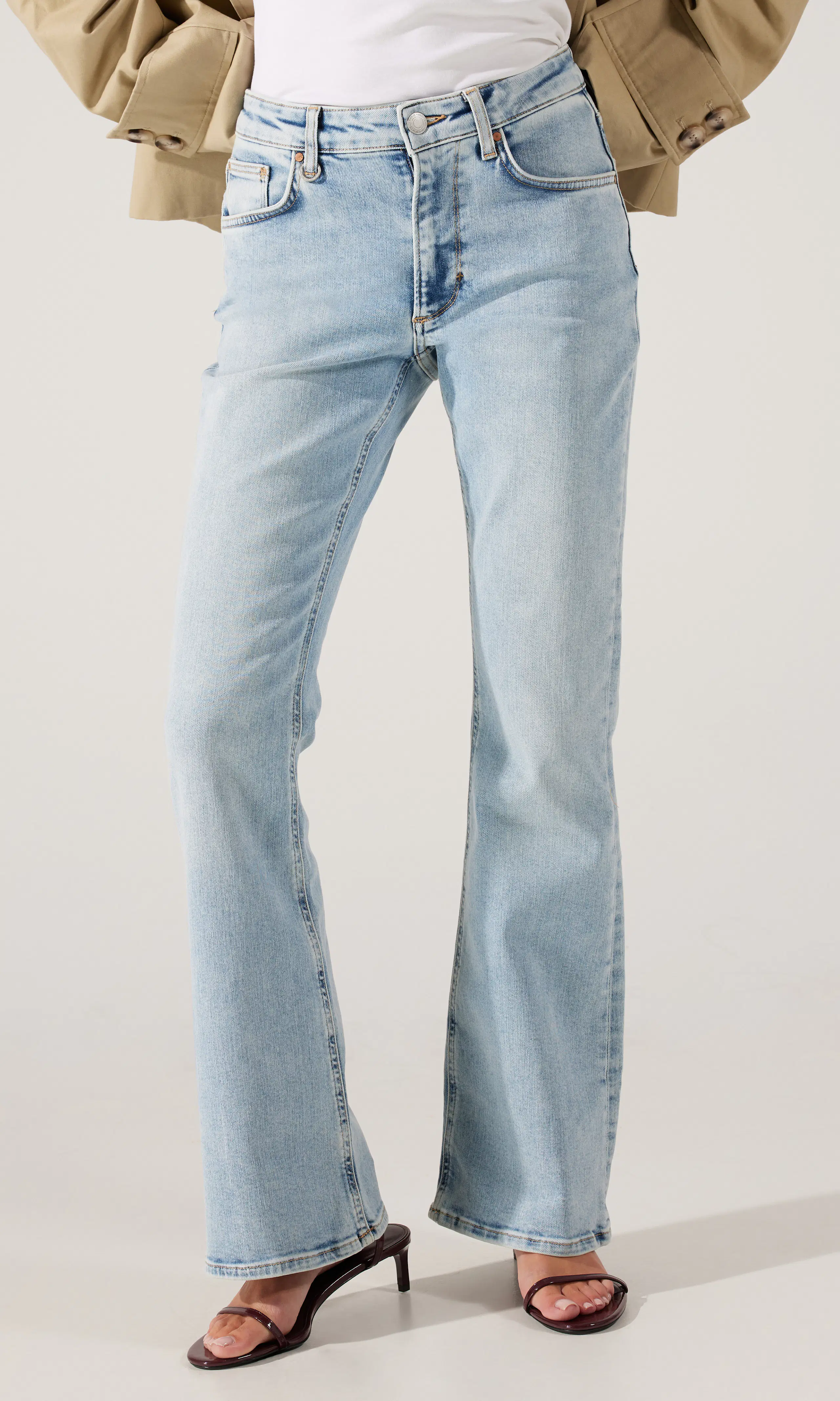Kara Boot Lys Blå Jeans. Front. Model.