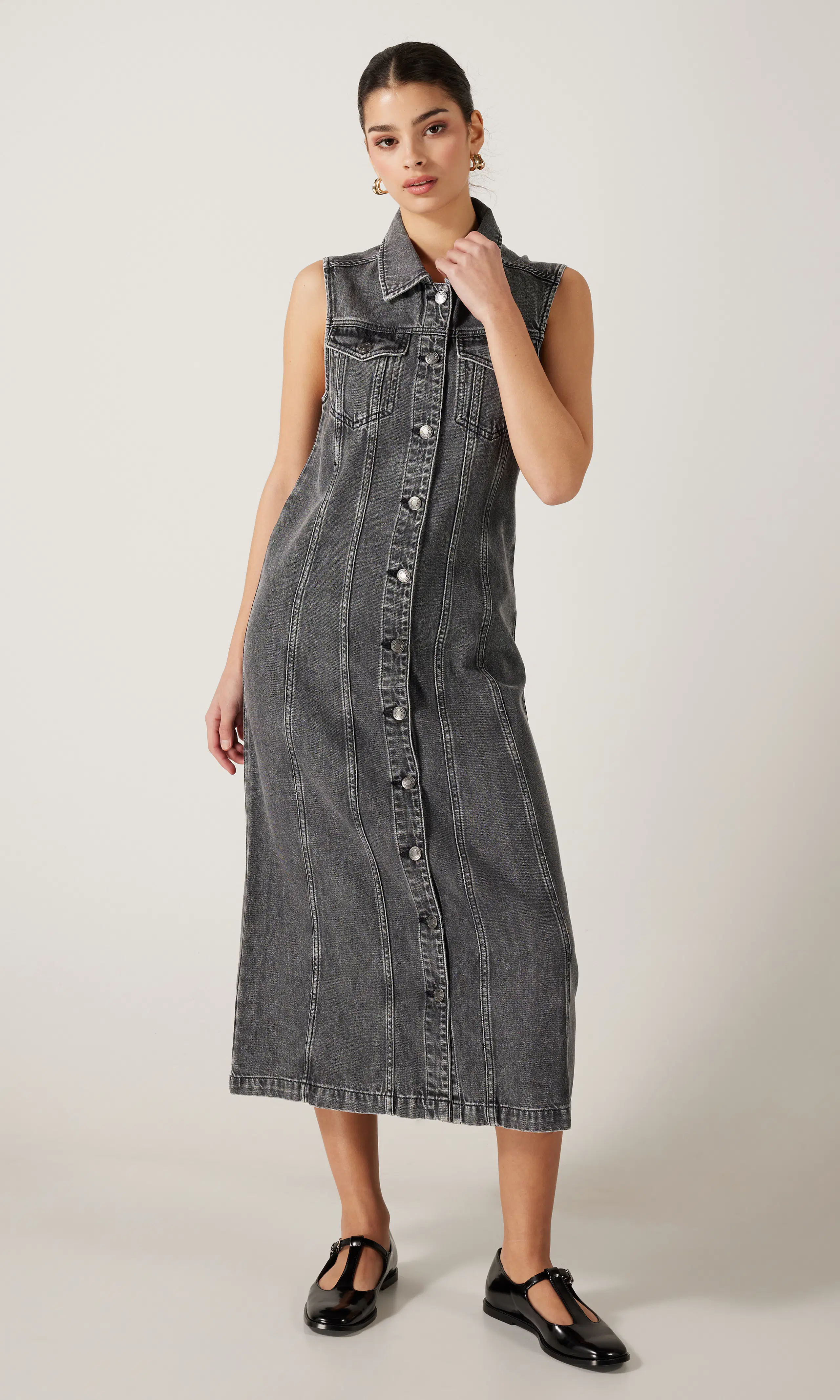 Chelsea Svart Denim Kjole. Front 1. Model.