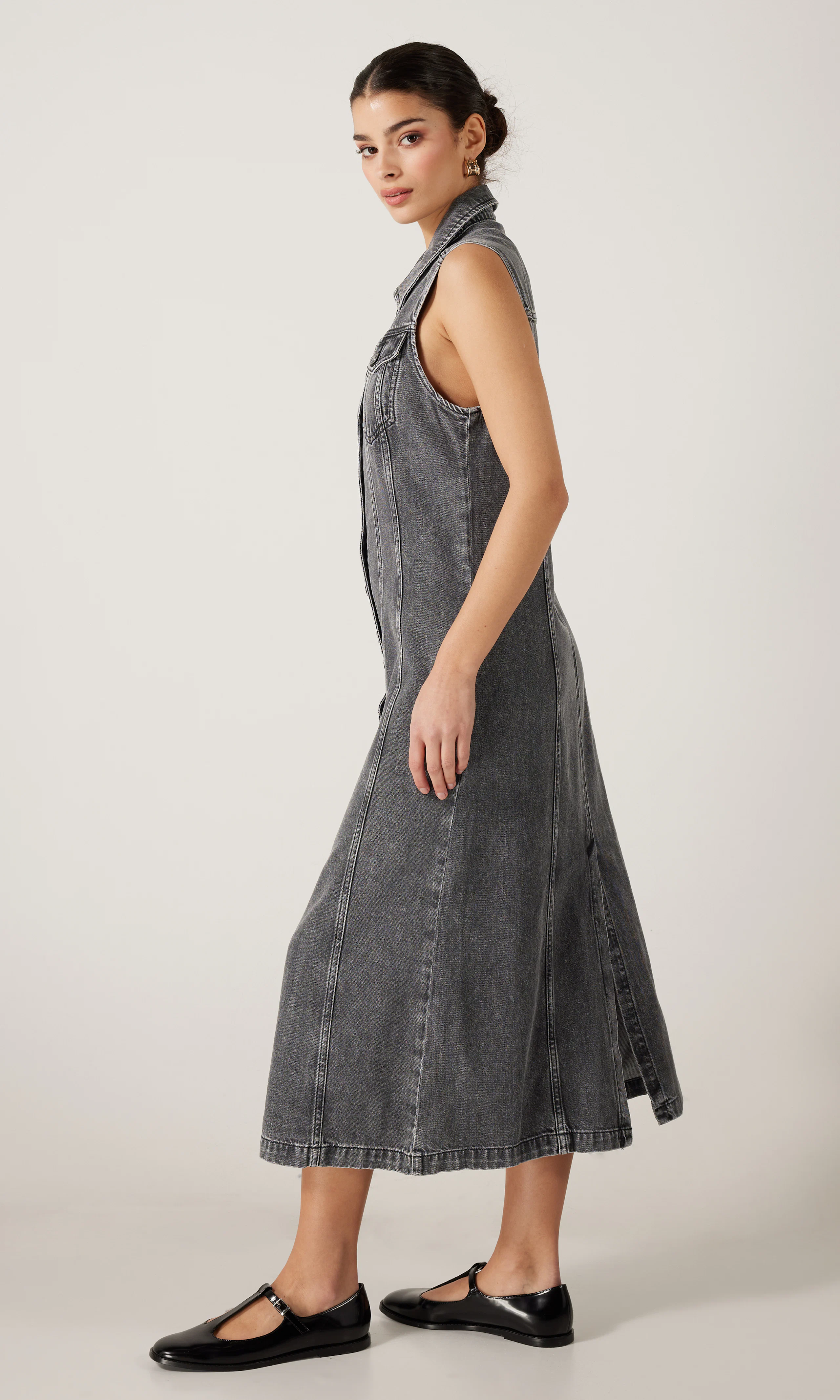 Chelsea Svart Denim Kjole. Front 2. Model.