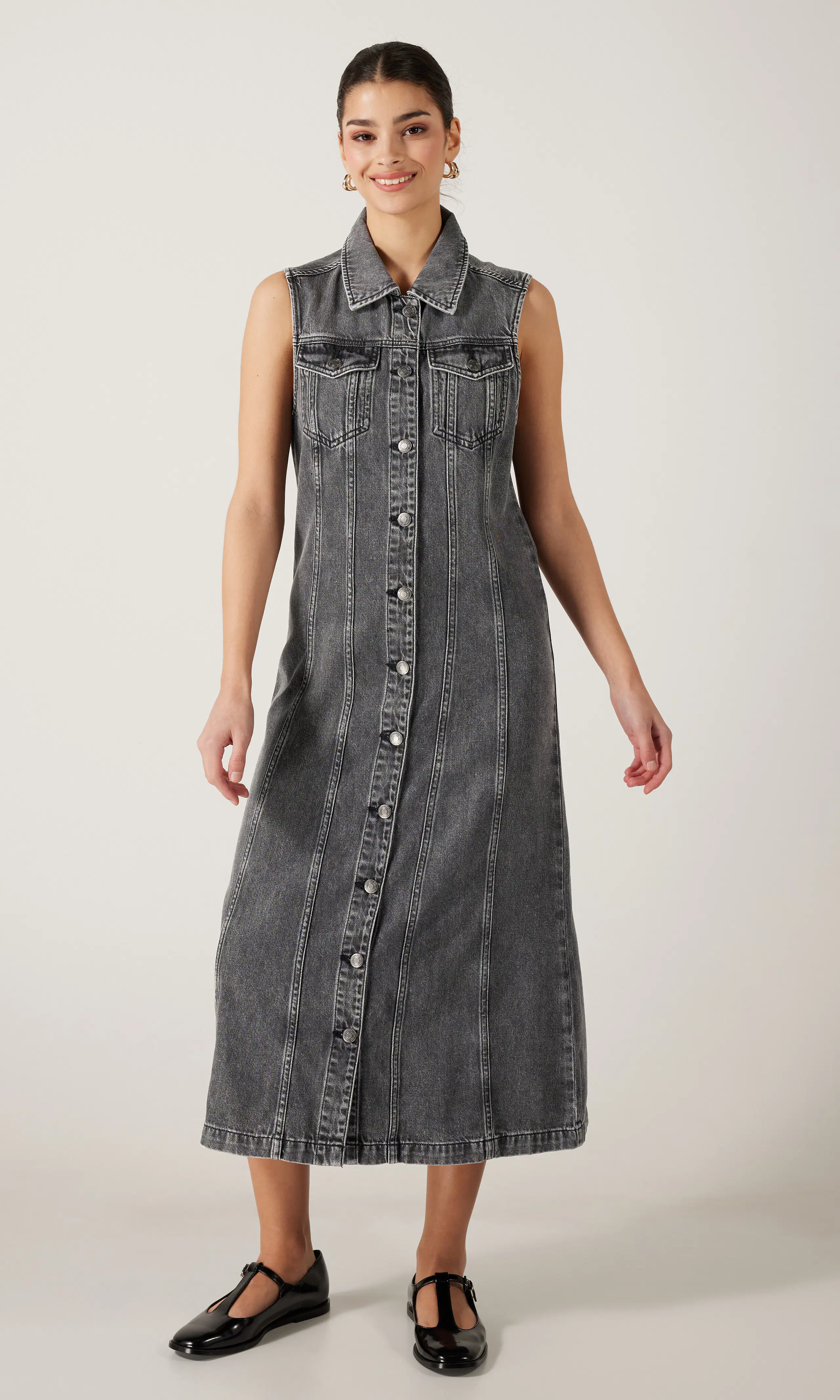 Chelsea Svart Denim Kjole. Front. Model.