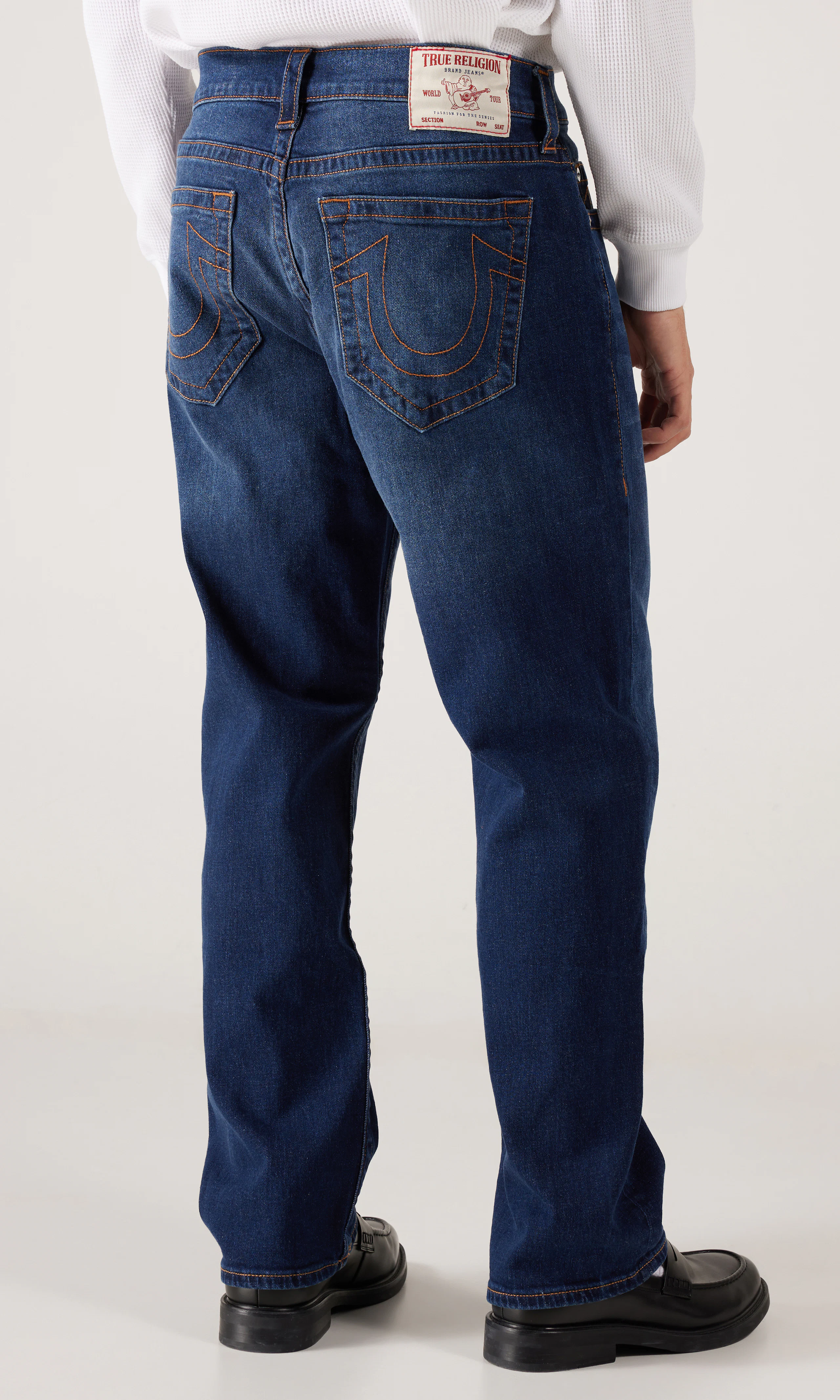 Bobby Mörkblå Jeans. Back. Model.