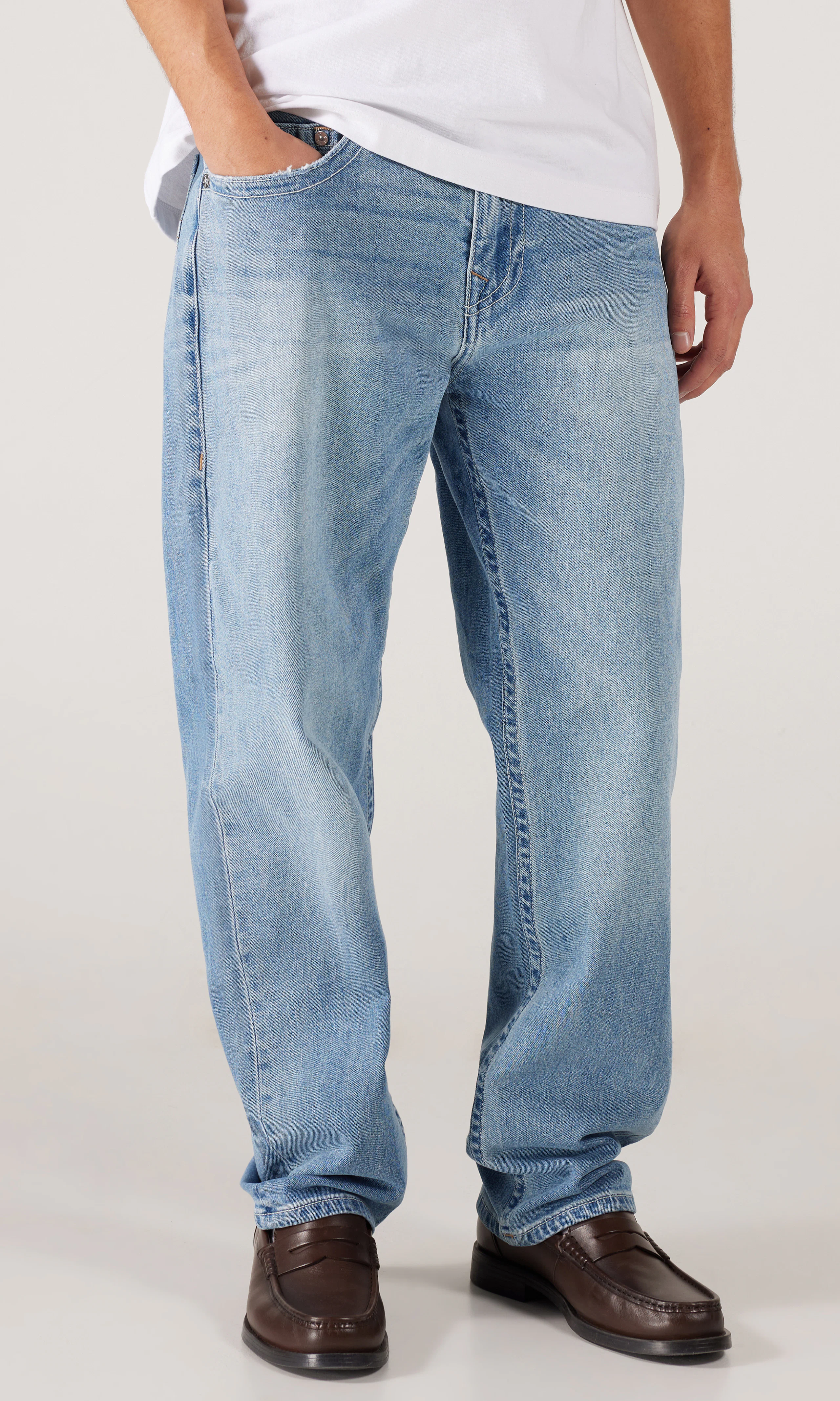 Bobby Lys Blå Jeans. Back. Model.