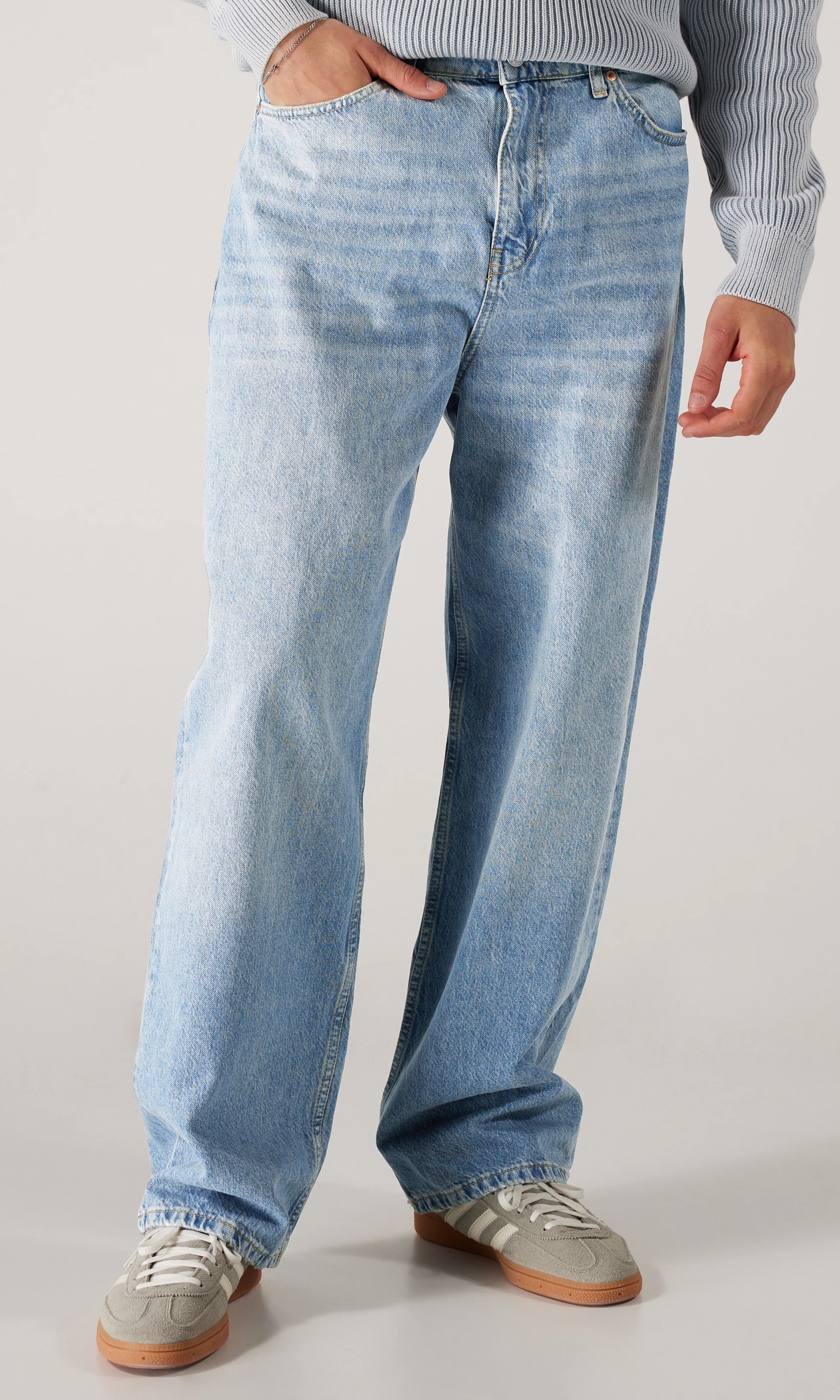 Jack Lys Blå Jeans. Front. Model.
