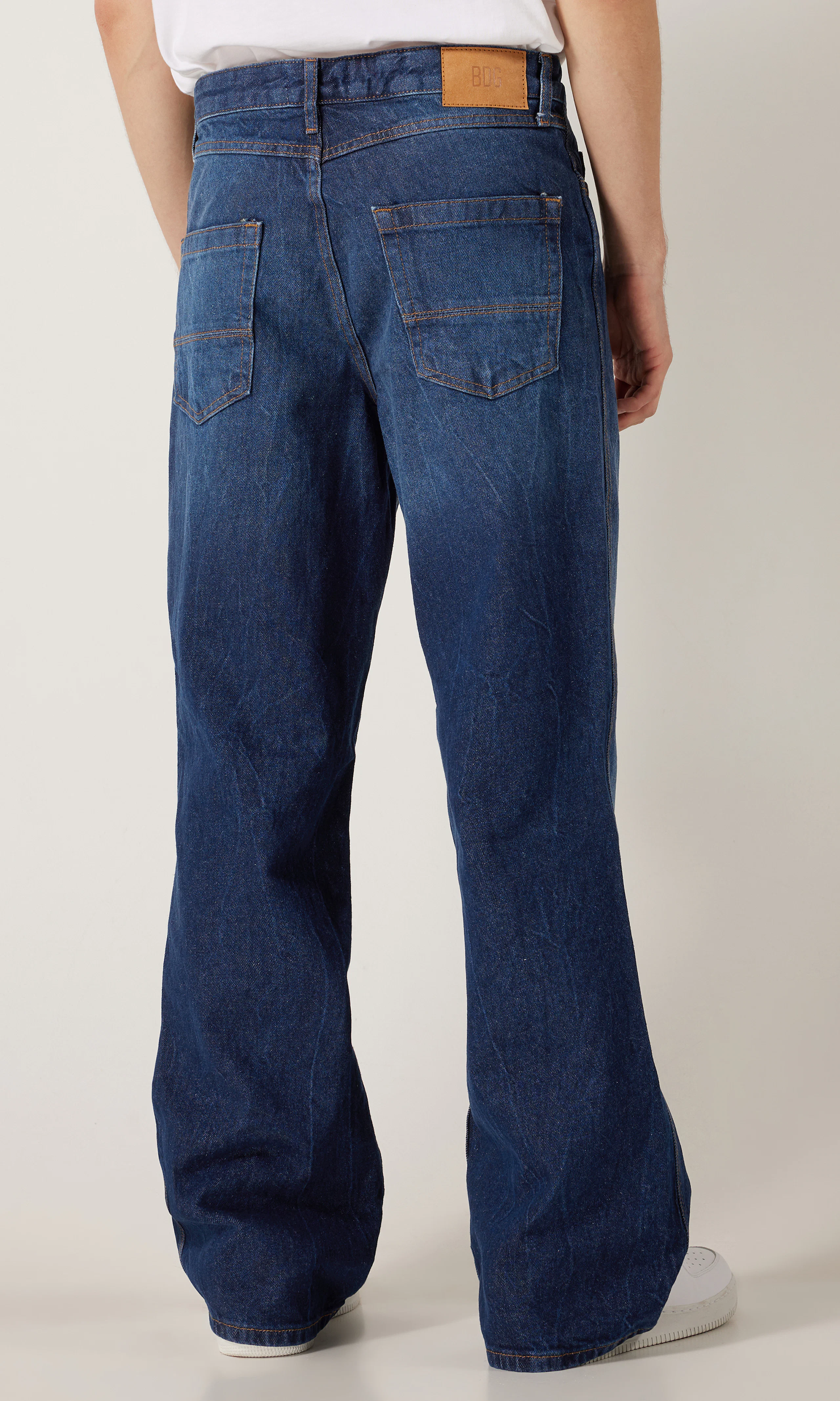 Vintage Bootcut Mörkblå Jeans. Back. Model.