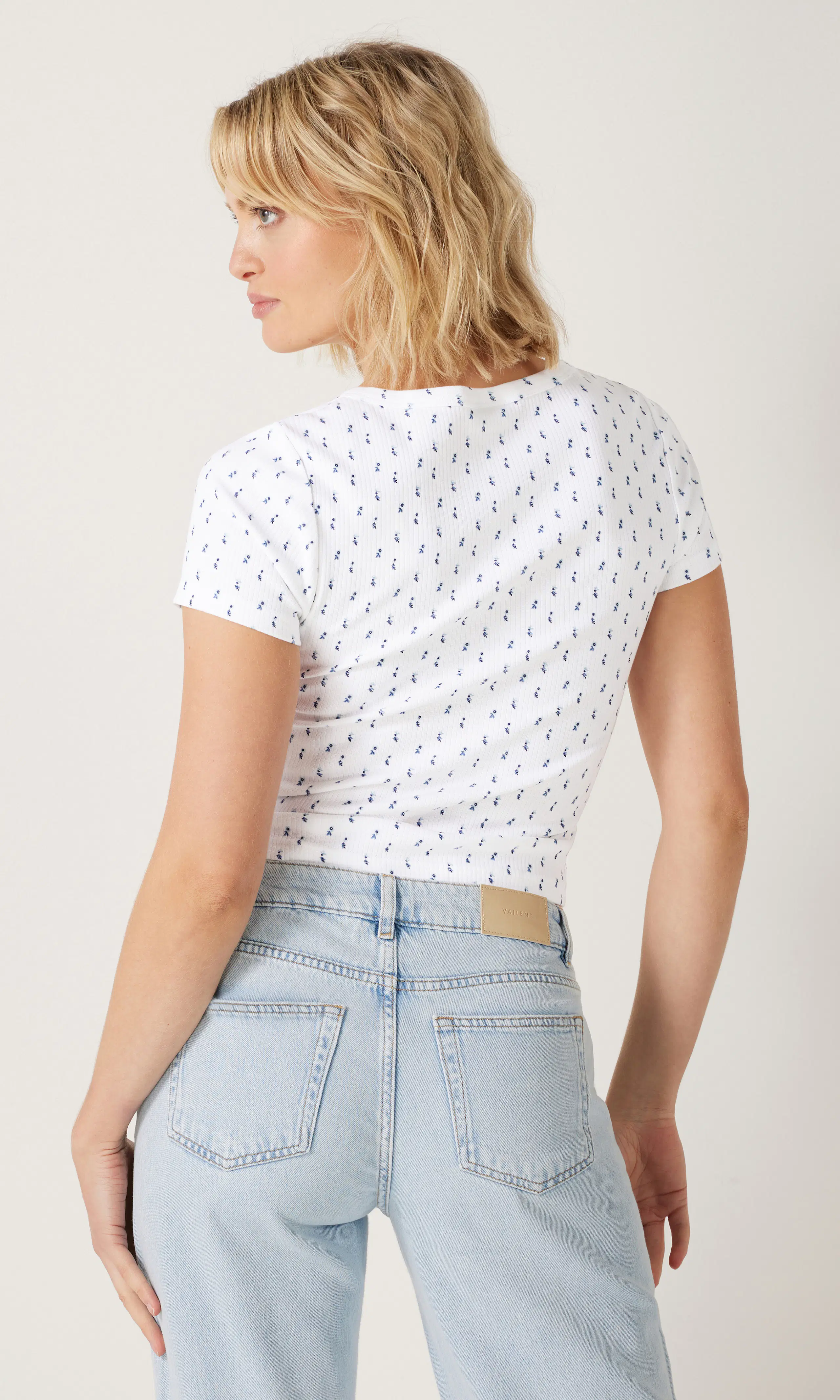 Slim Button T-Skjorte. Back. Model.