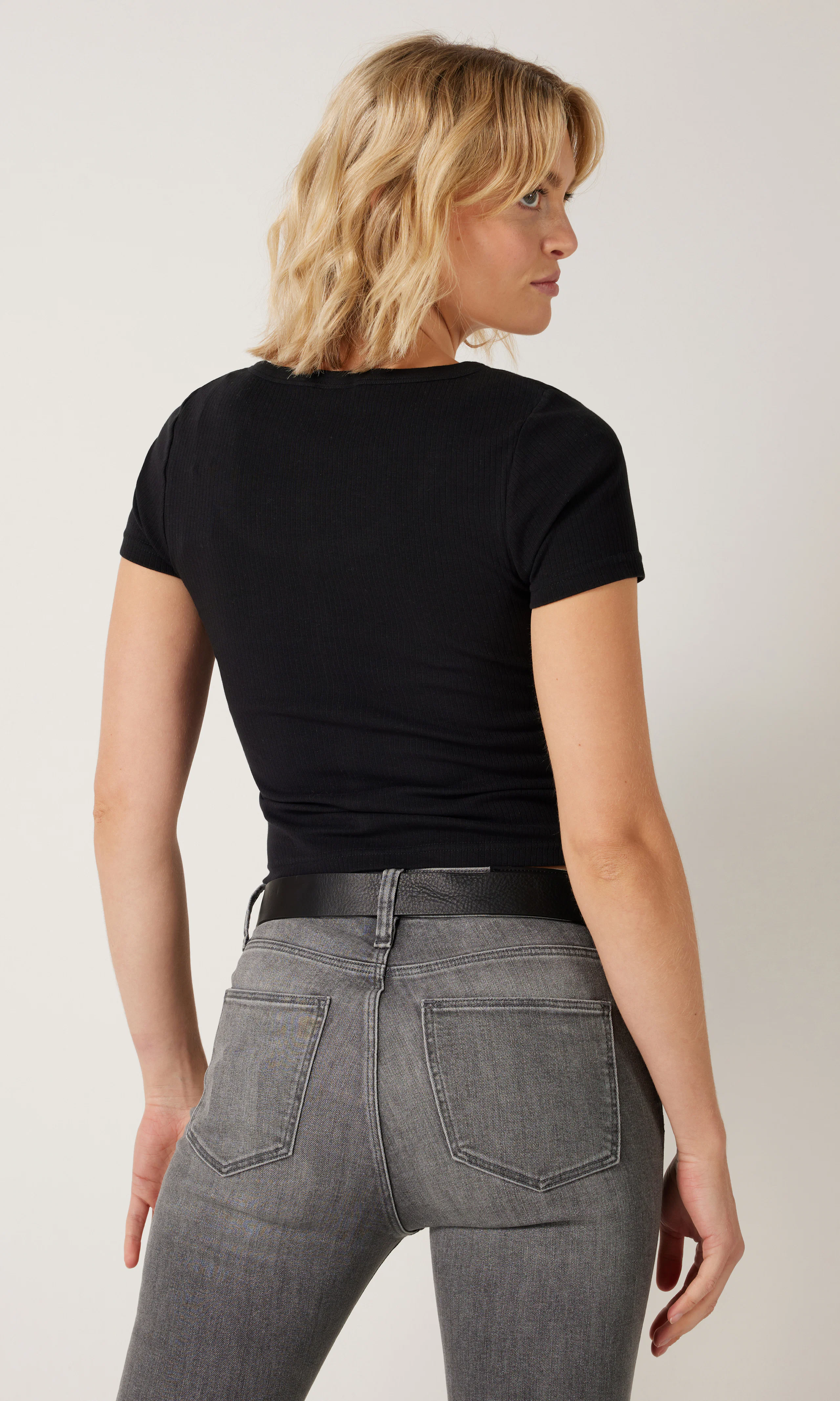 Slim Button T-Paita. Back. Model.