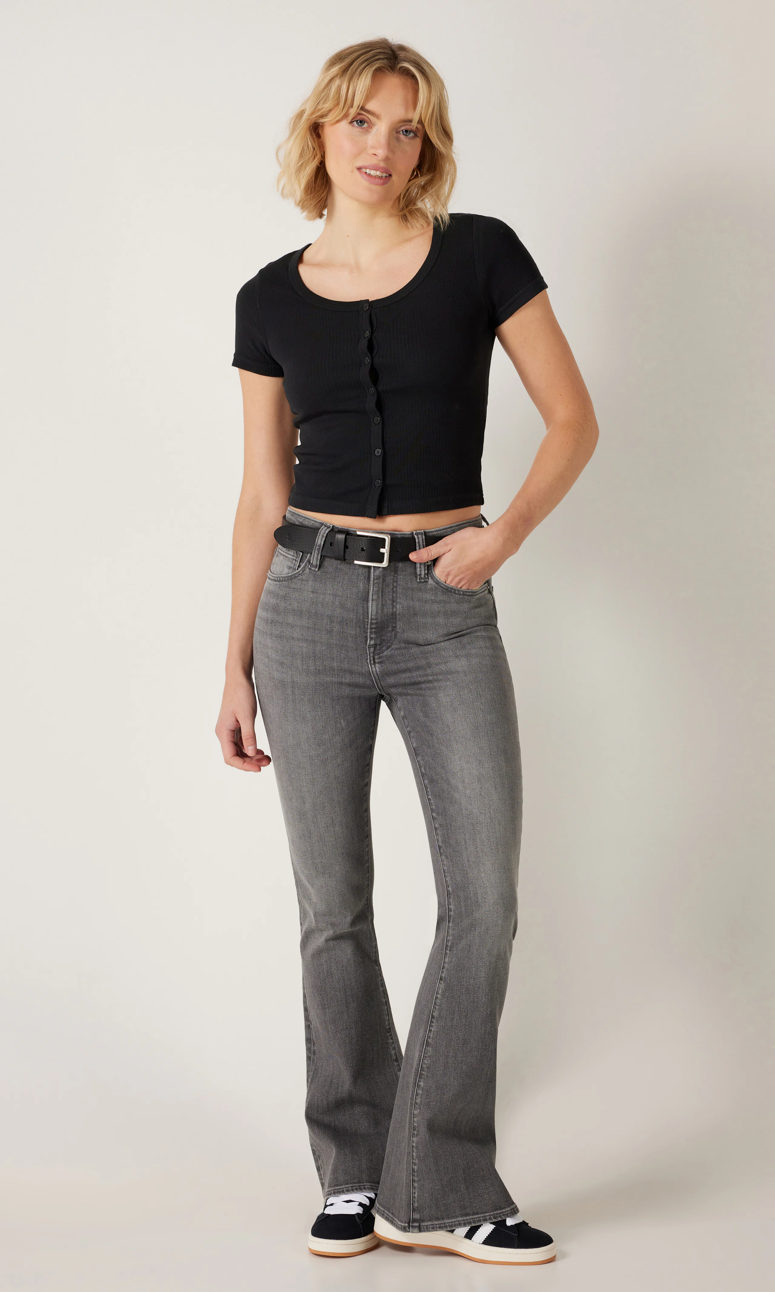 Slim Button T-Paita. Front 1. Model.