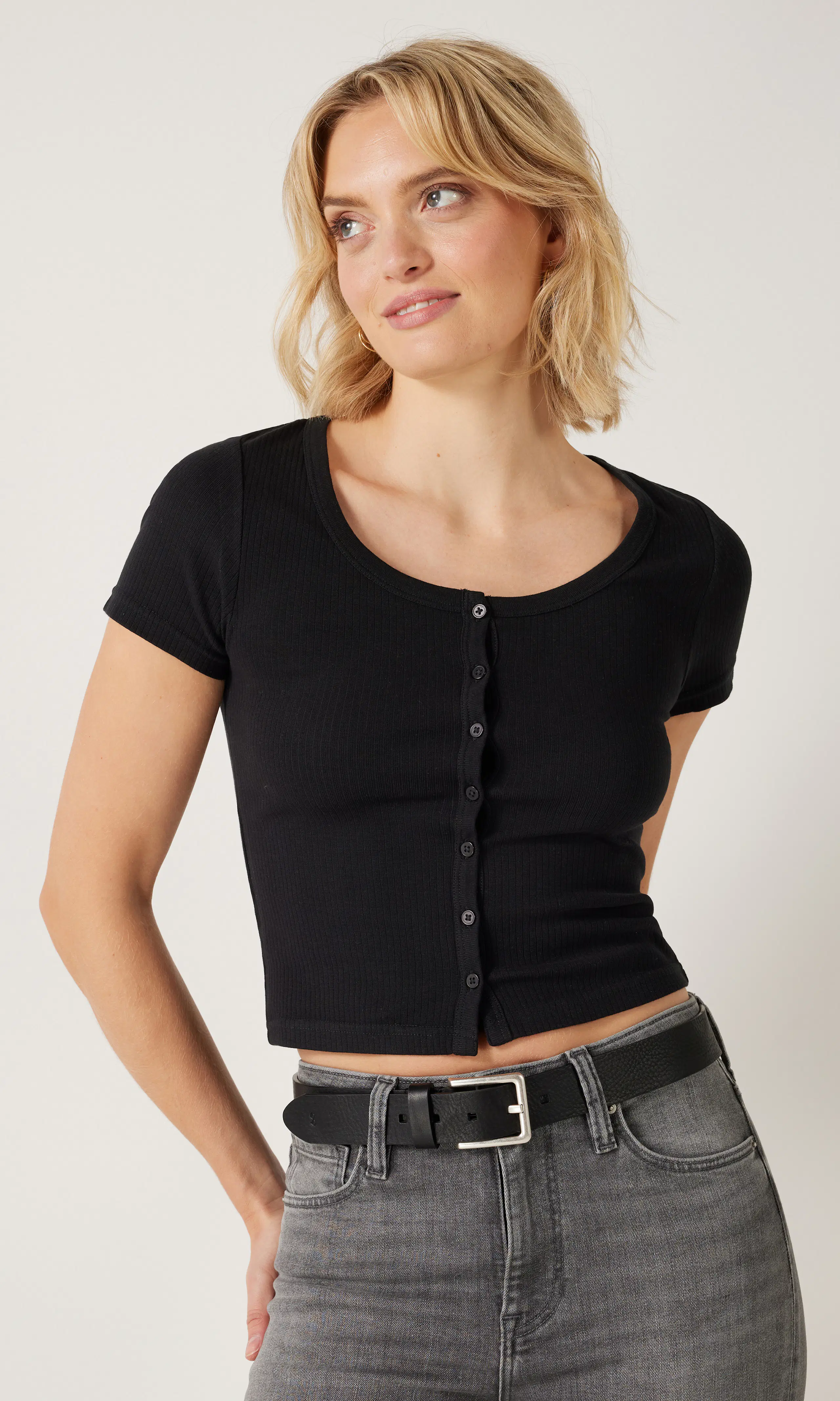 Slim Button T-Paita. Front. Model.