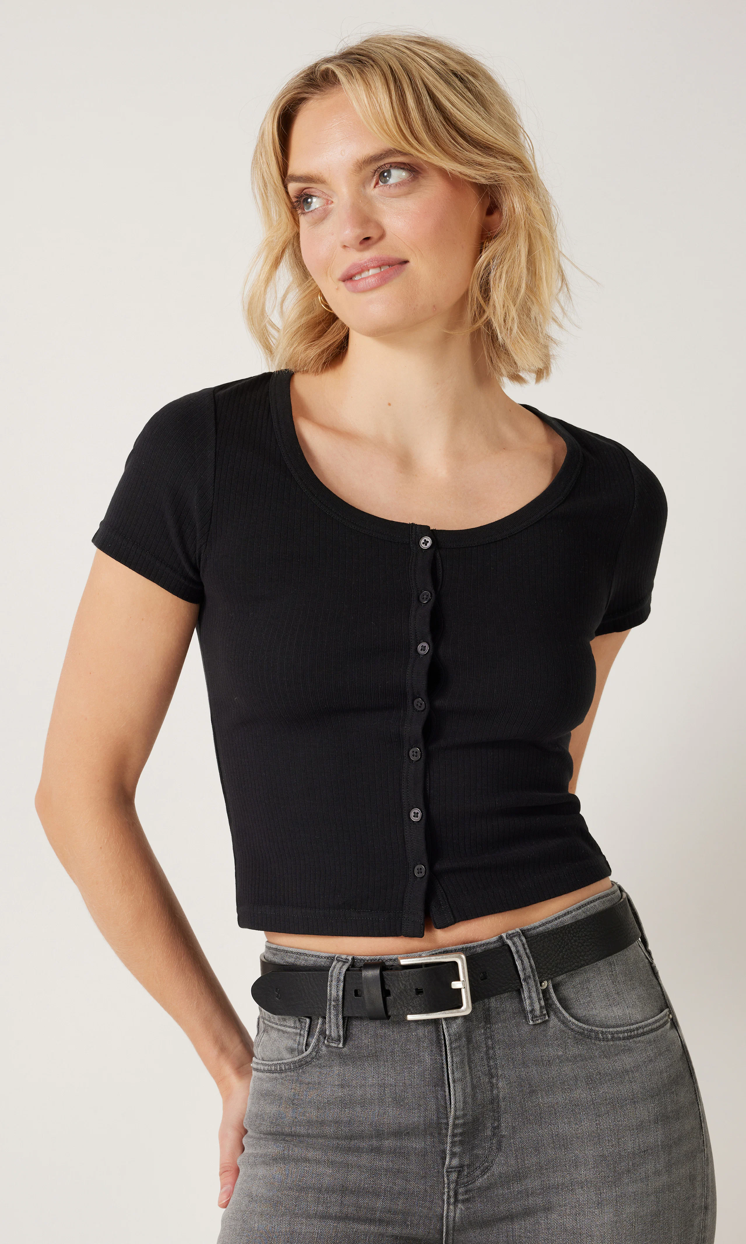 Slim Button T-Paita. Front. Model.