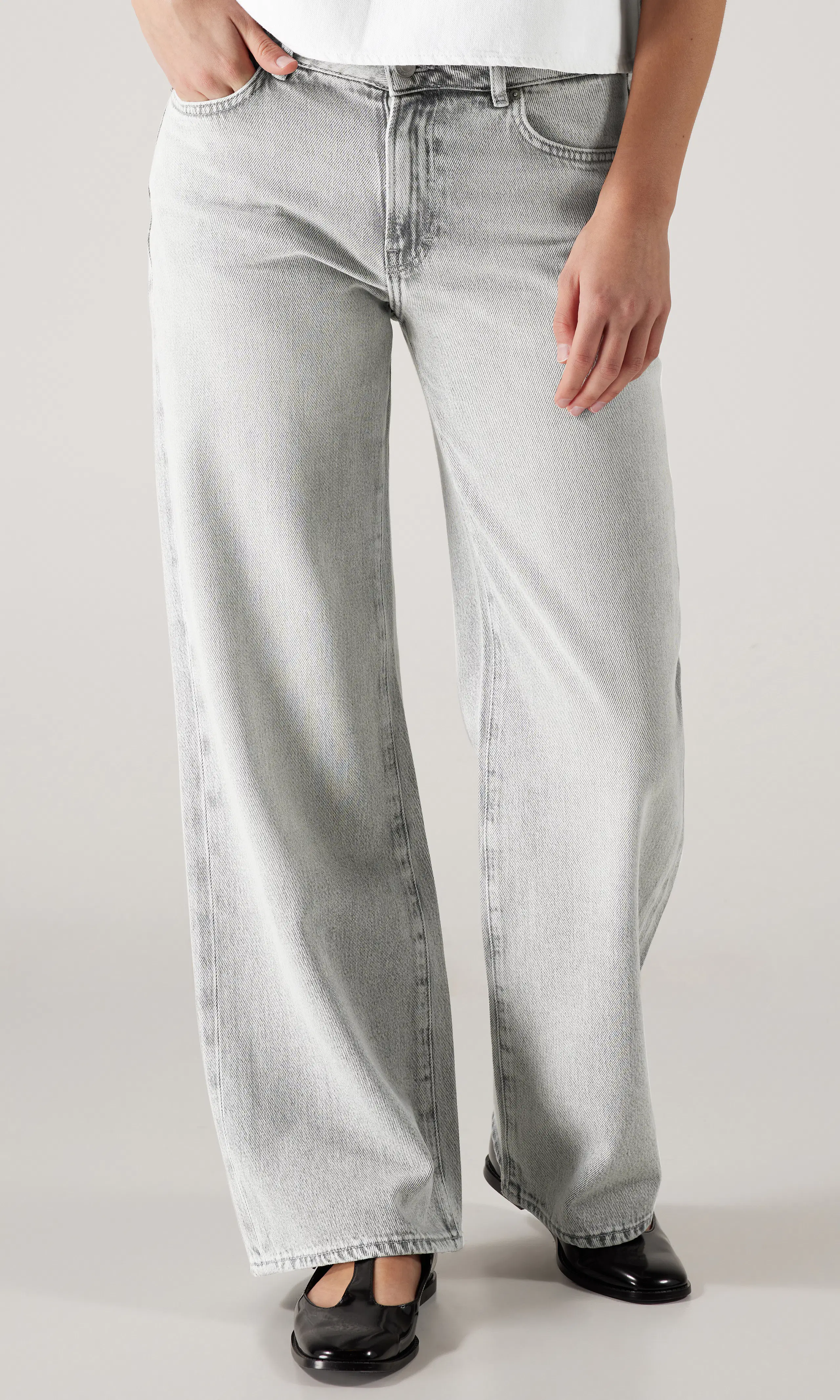 Wide Jeans. Front. Model.