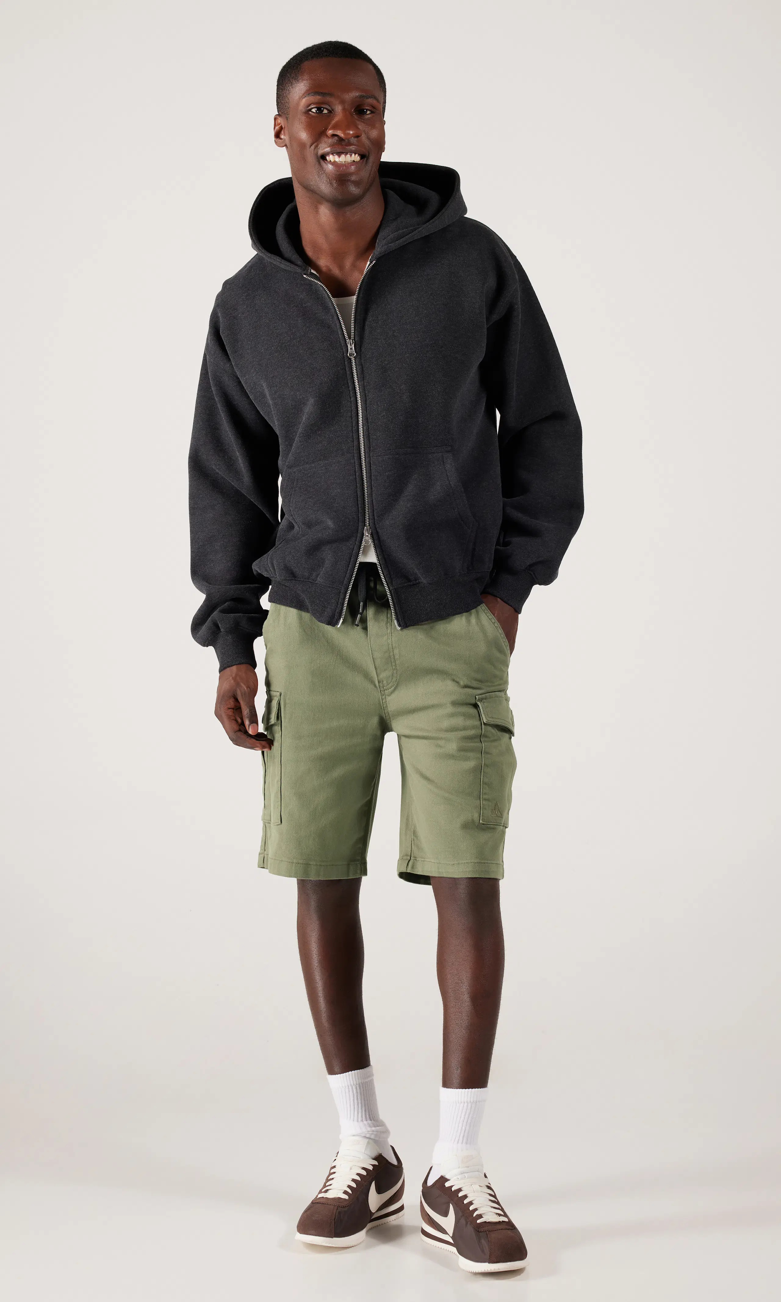 Nico Cargoshortsit. Front 1. Model.