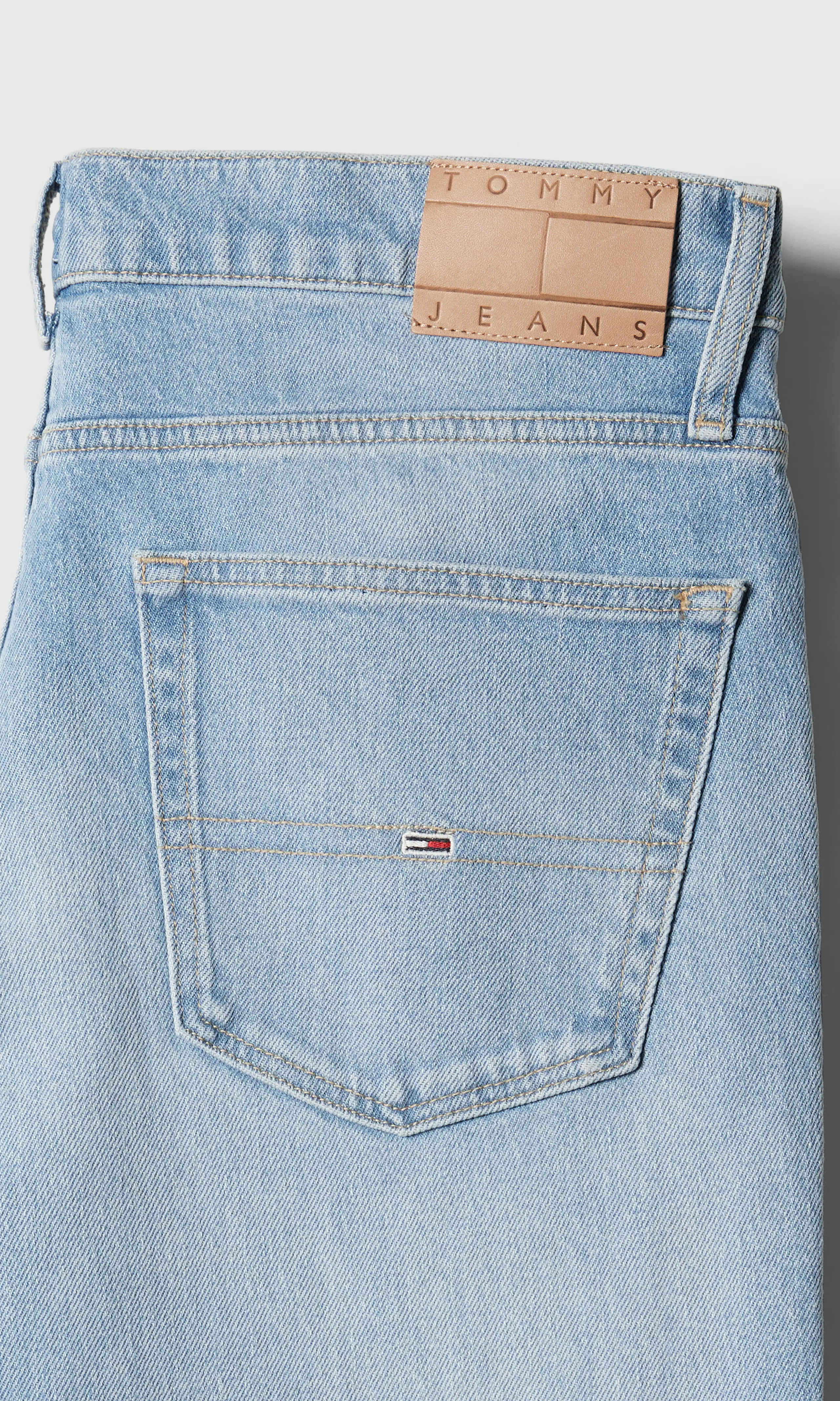 Ryan Slim Straight Lys Blå Jeans. Detail 1. Flat.