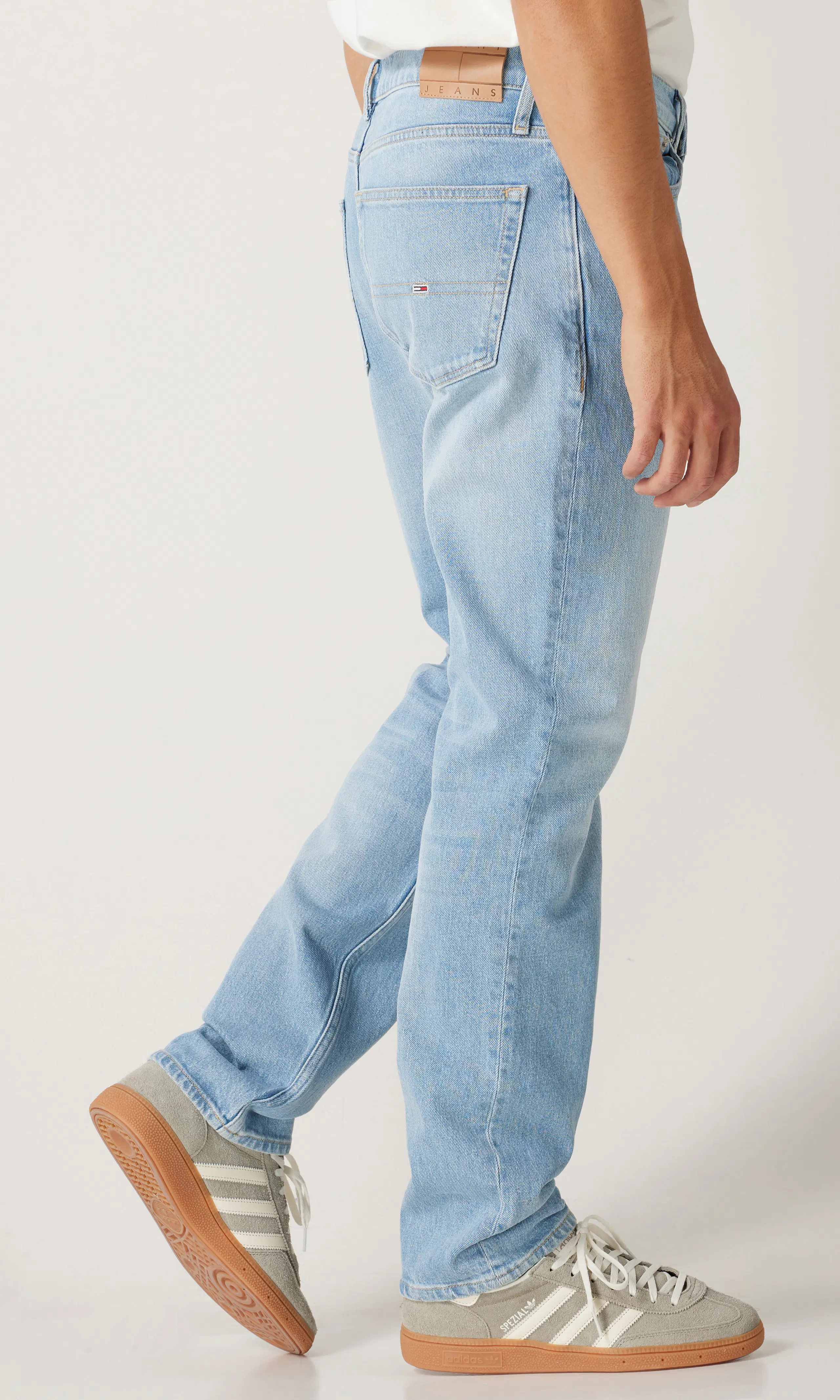 Ryan Slim Straight Lys Blå Jeans. Front 1. Model.