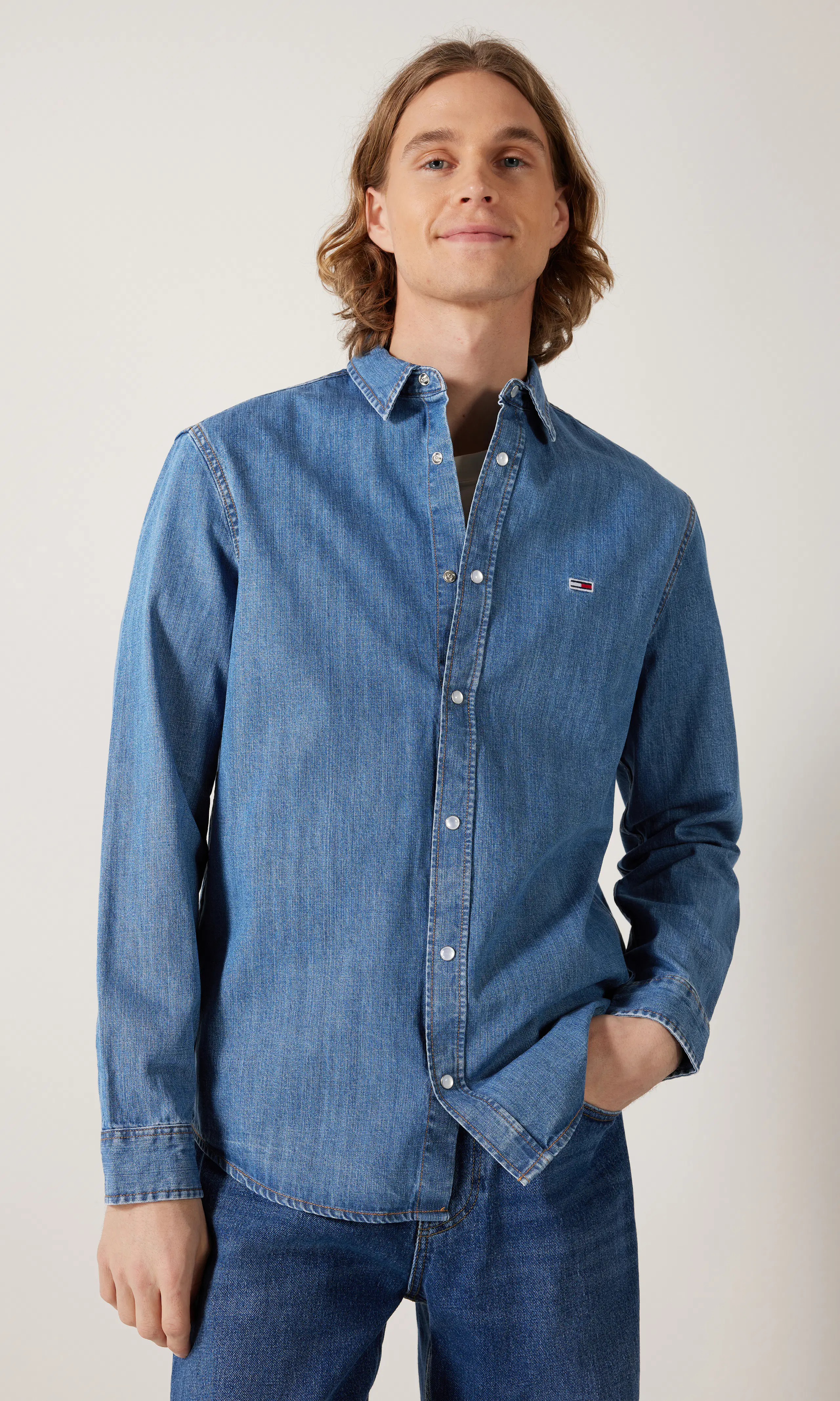 Regular Medium Blå Denim Skjorte. Front. Model.
