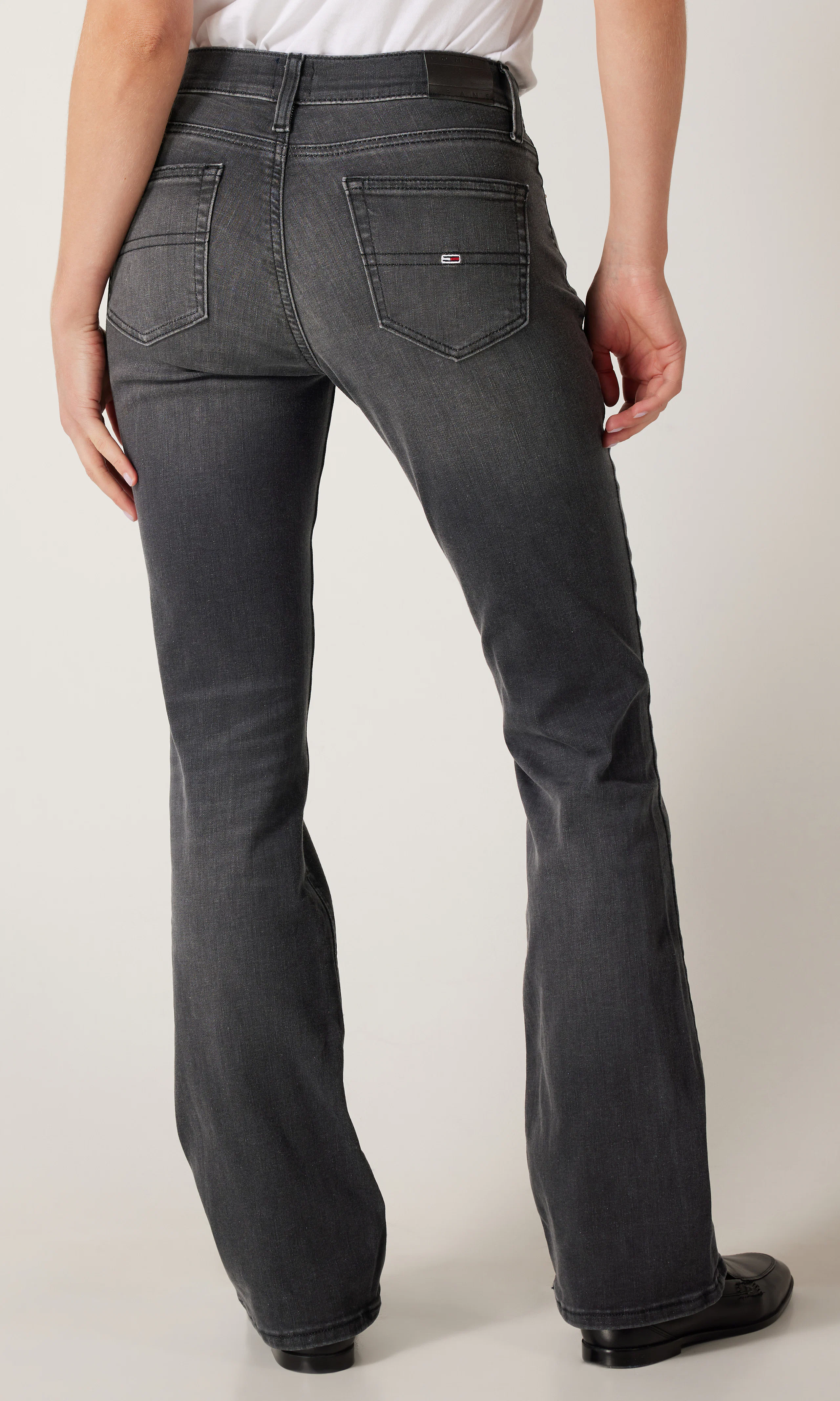 Maddie Mid Rise Bootcut Svarta Jeans. Back. Model.