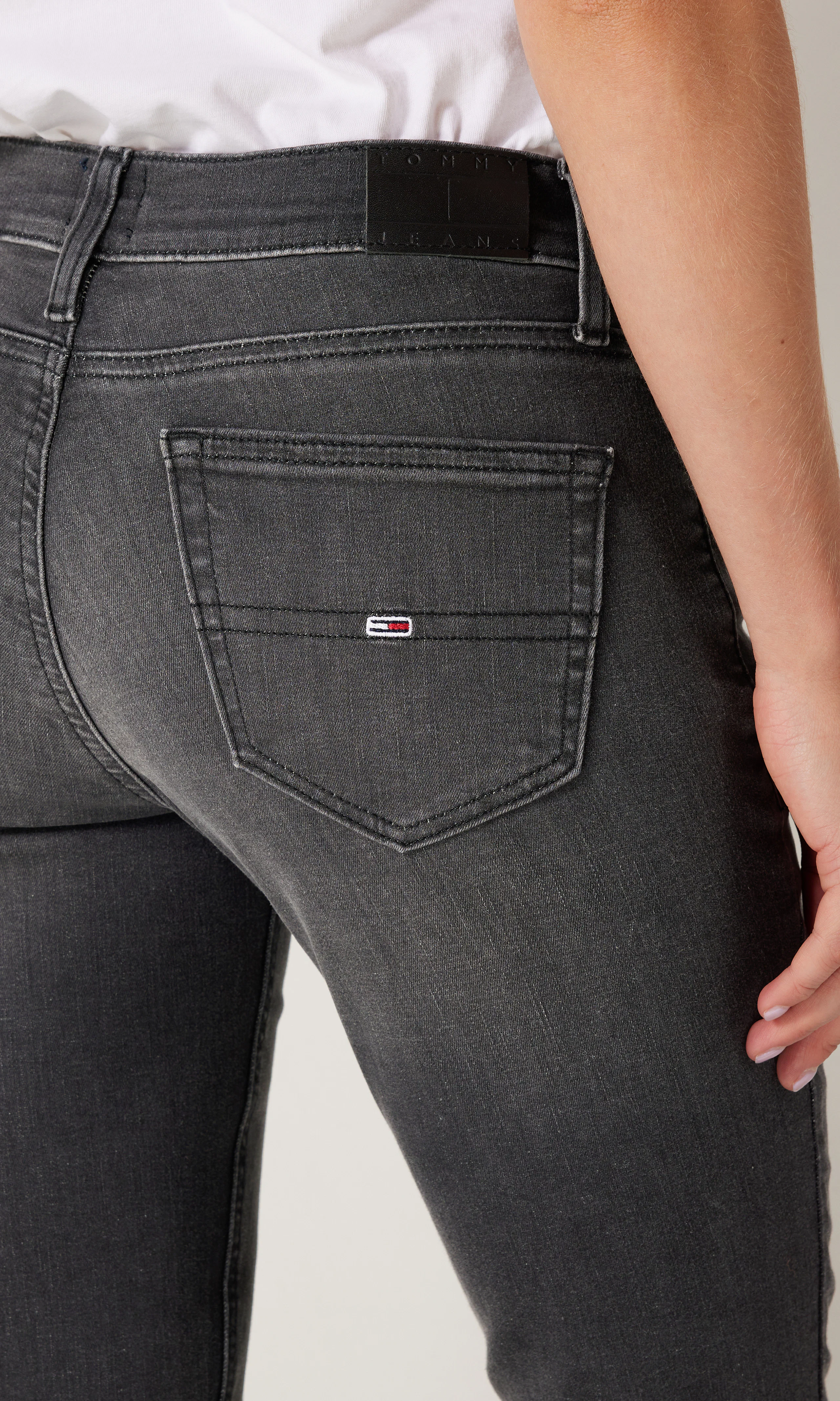 Maddie Mid Rise Bootcut Svarta Jeans. Detail 2. Model.