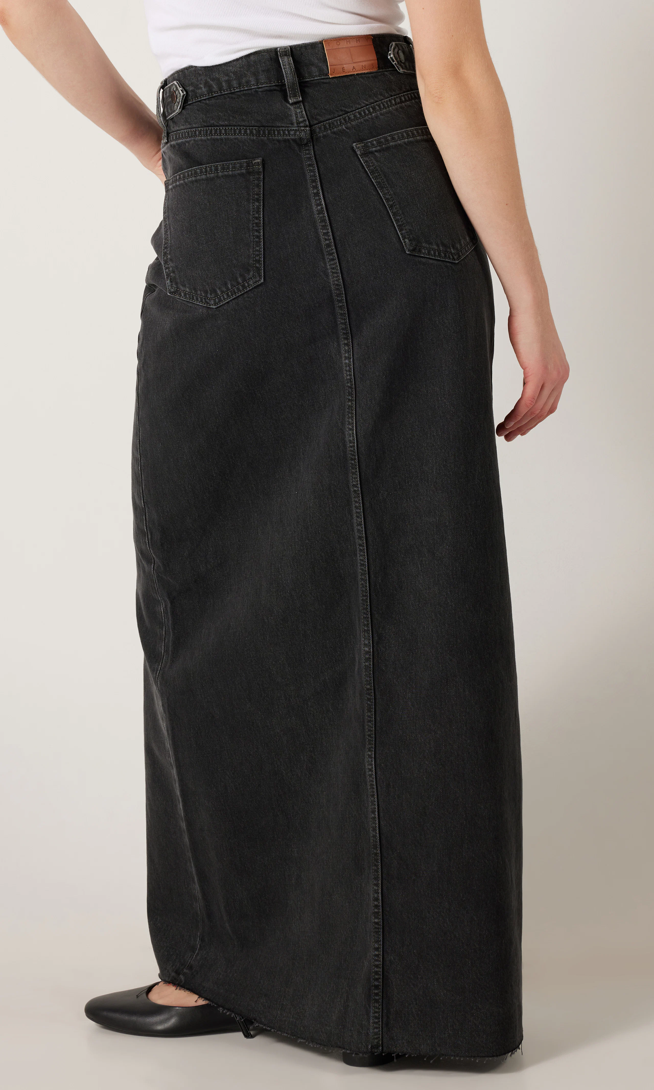 Denim Washed Svart Kjol. Back. Model.