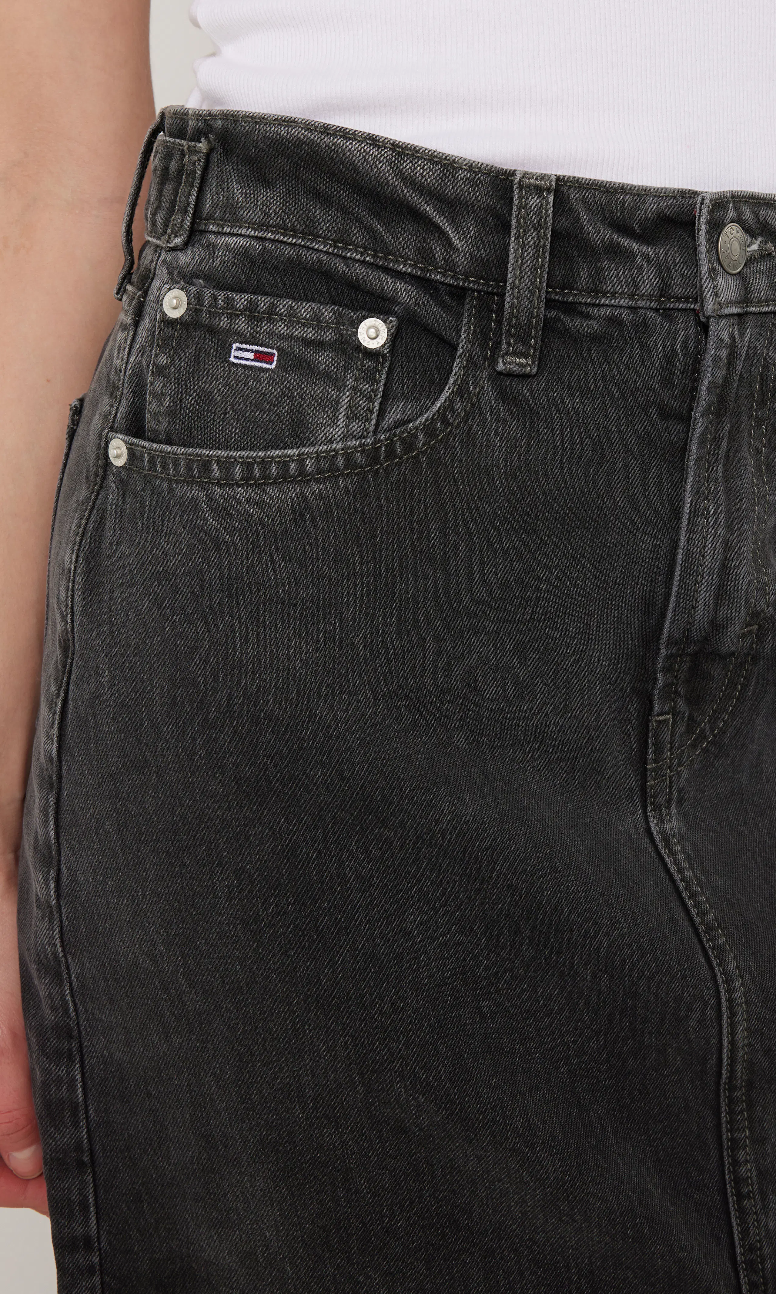 Denim Washed Svart Kjol. Detail 1. Model.