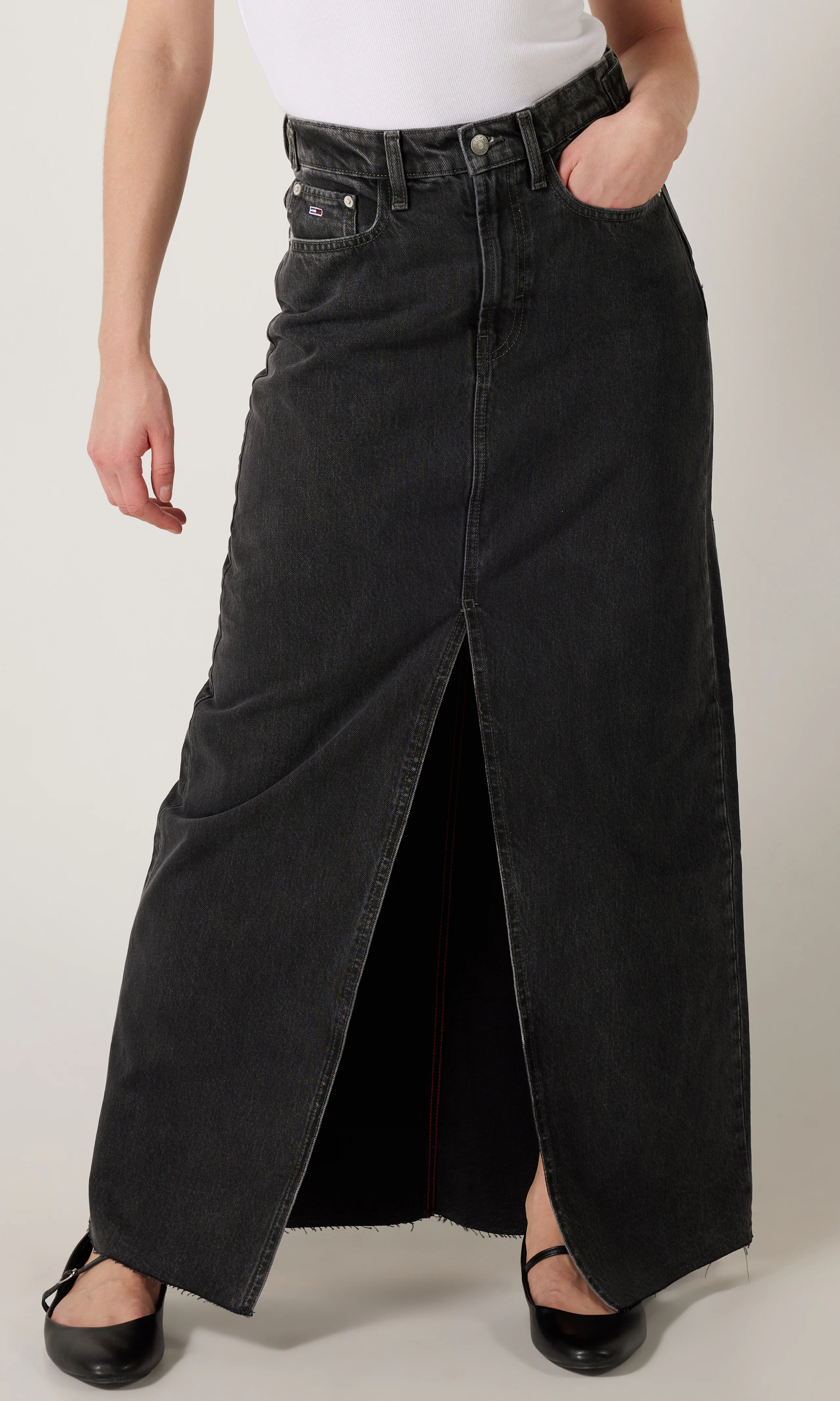 Denim Washed Svart Kjol. Front. Model.