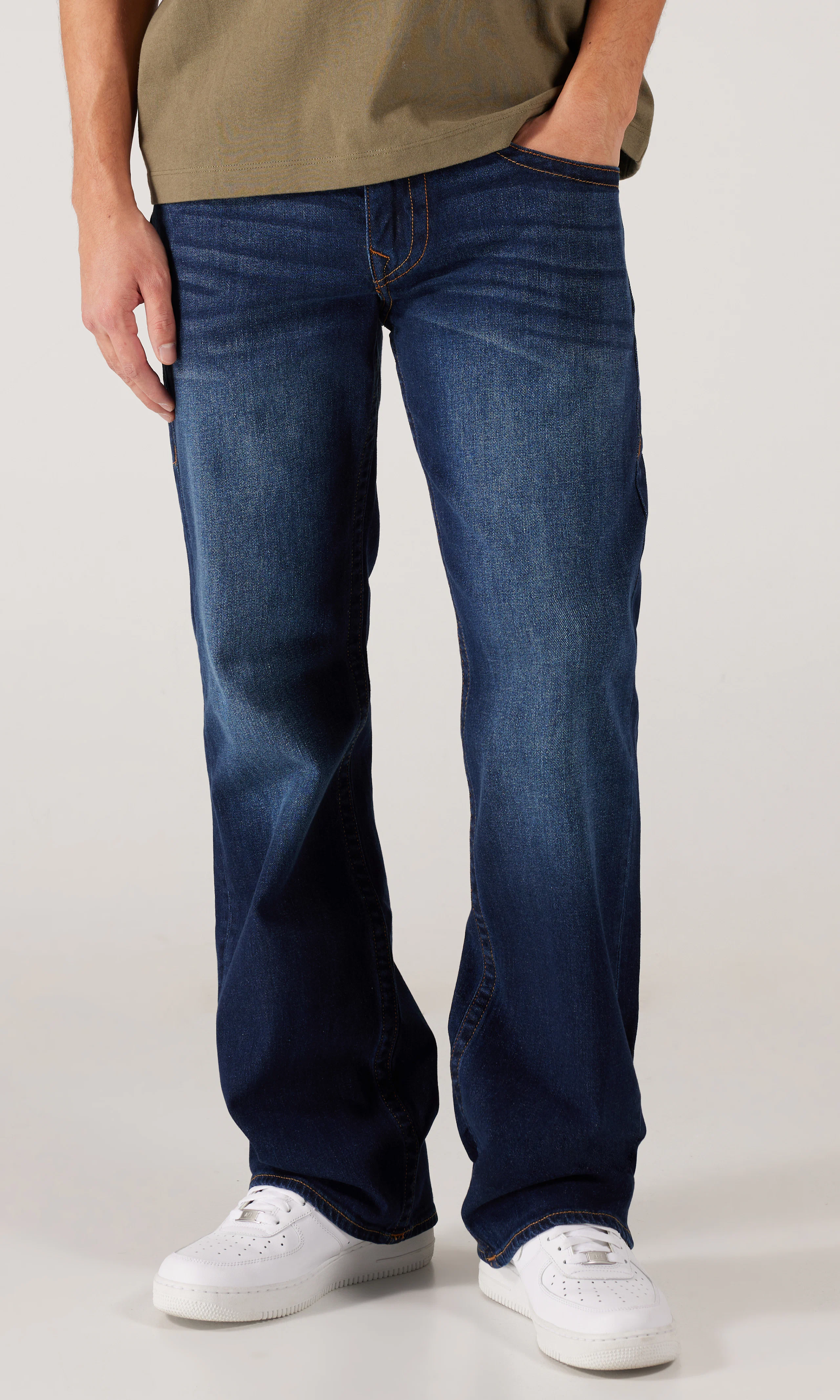 Billy Flap Mørk Blå Jeans. Back. Model.