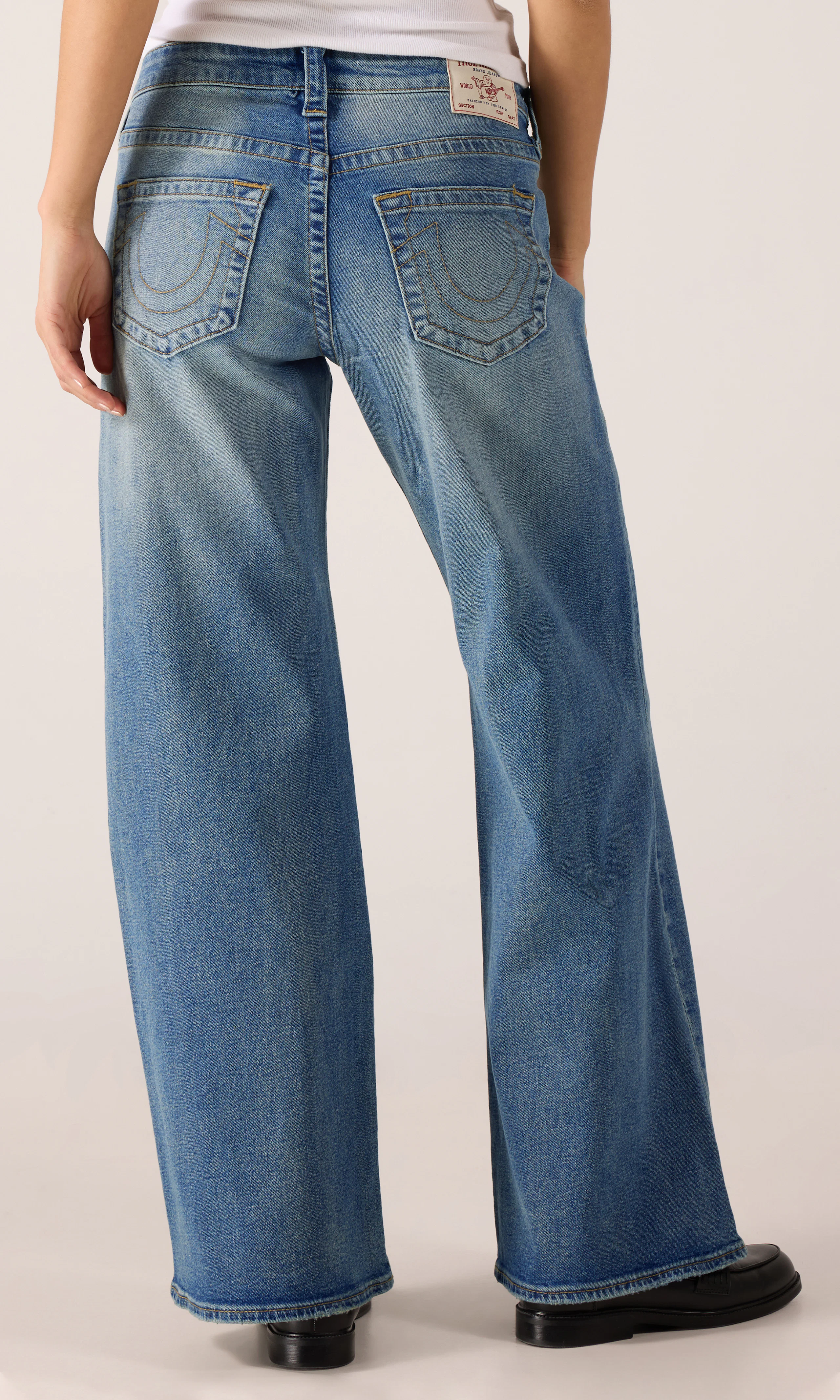 Bobbi Baggy Medium Blå Jeans. Back. Model.
