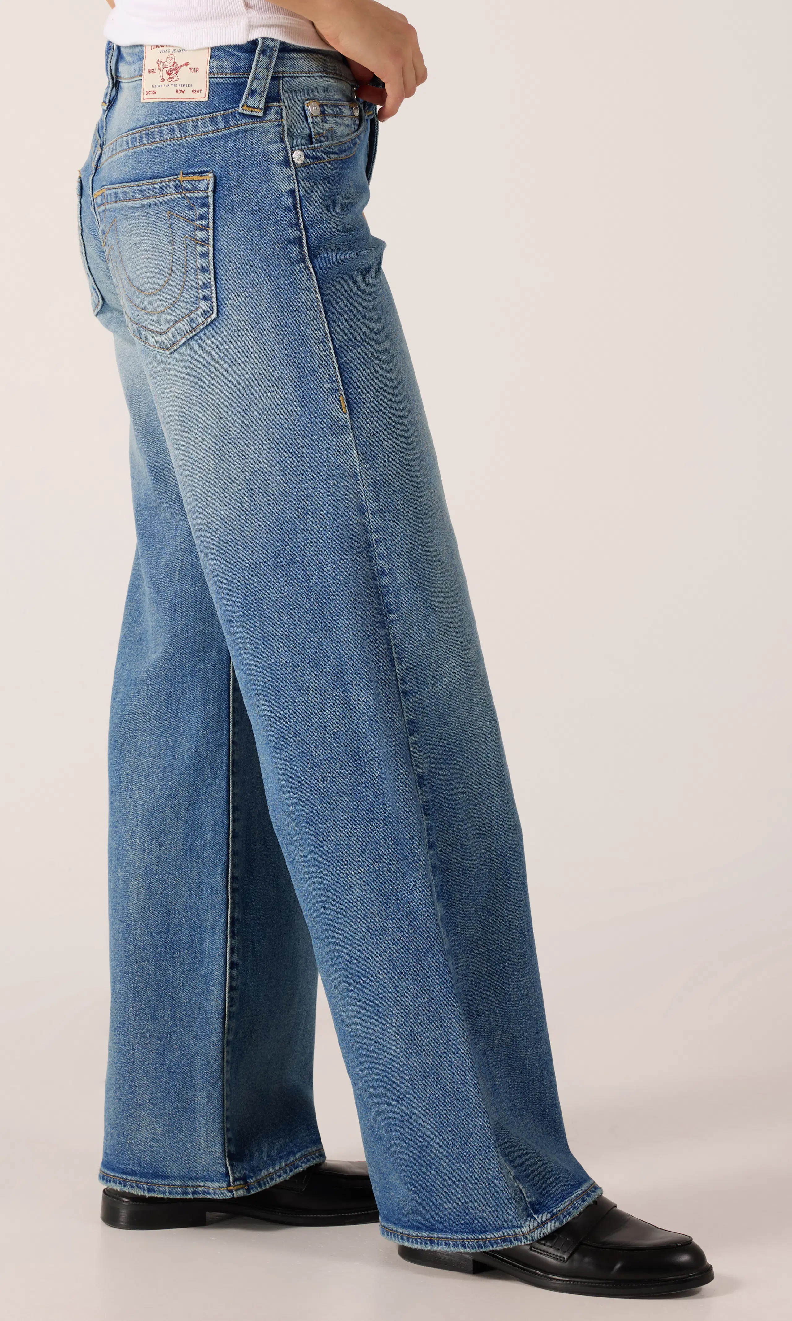 Bobbi Baggy Medium Blå Jeans. Front 2. Model.