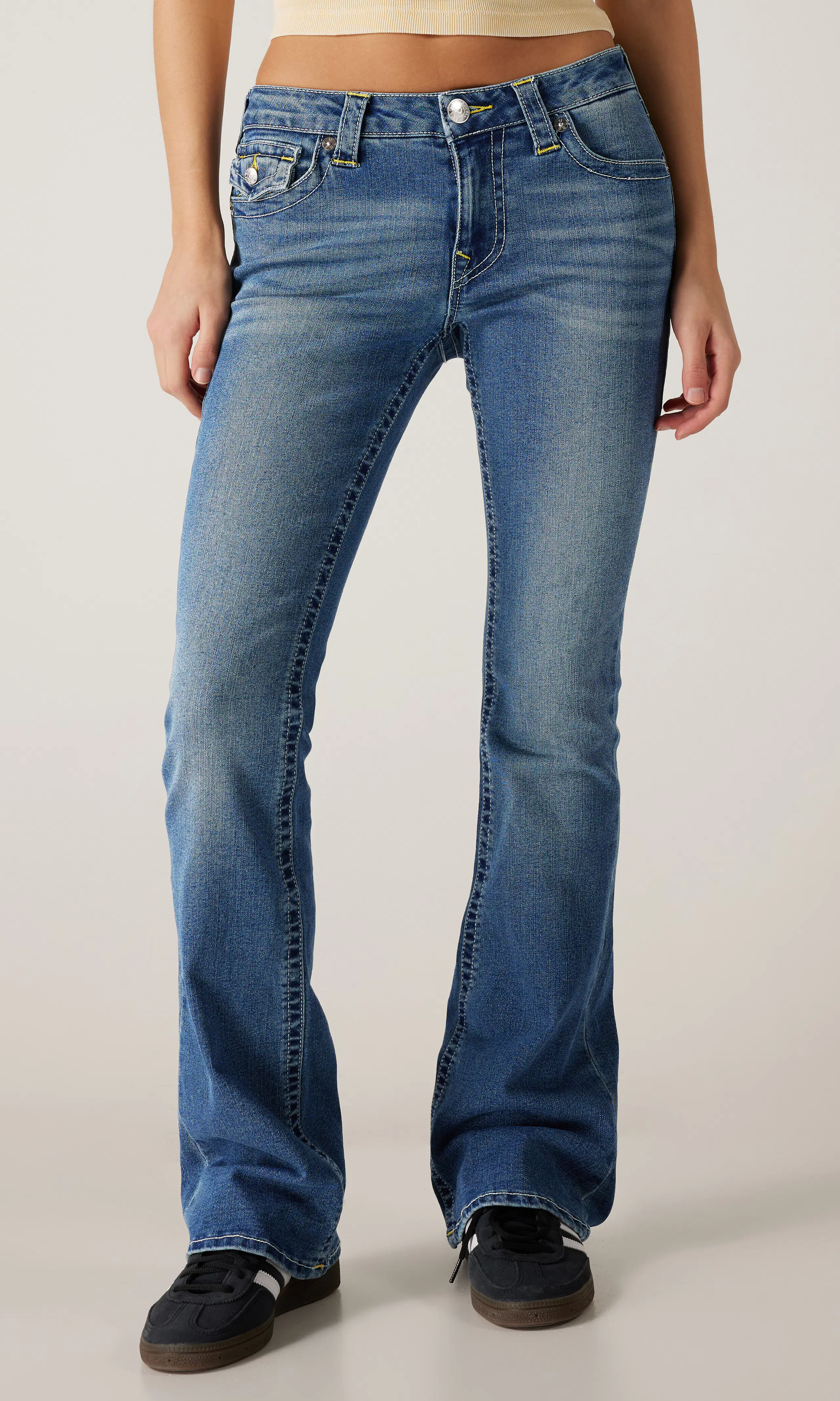 Becca Mid Rise Boot Medium Blå Jeans. Back. Model.