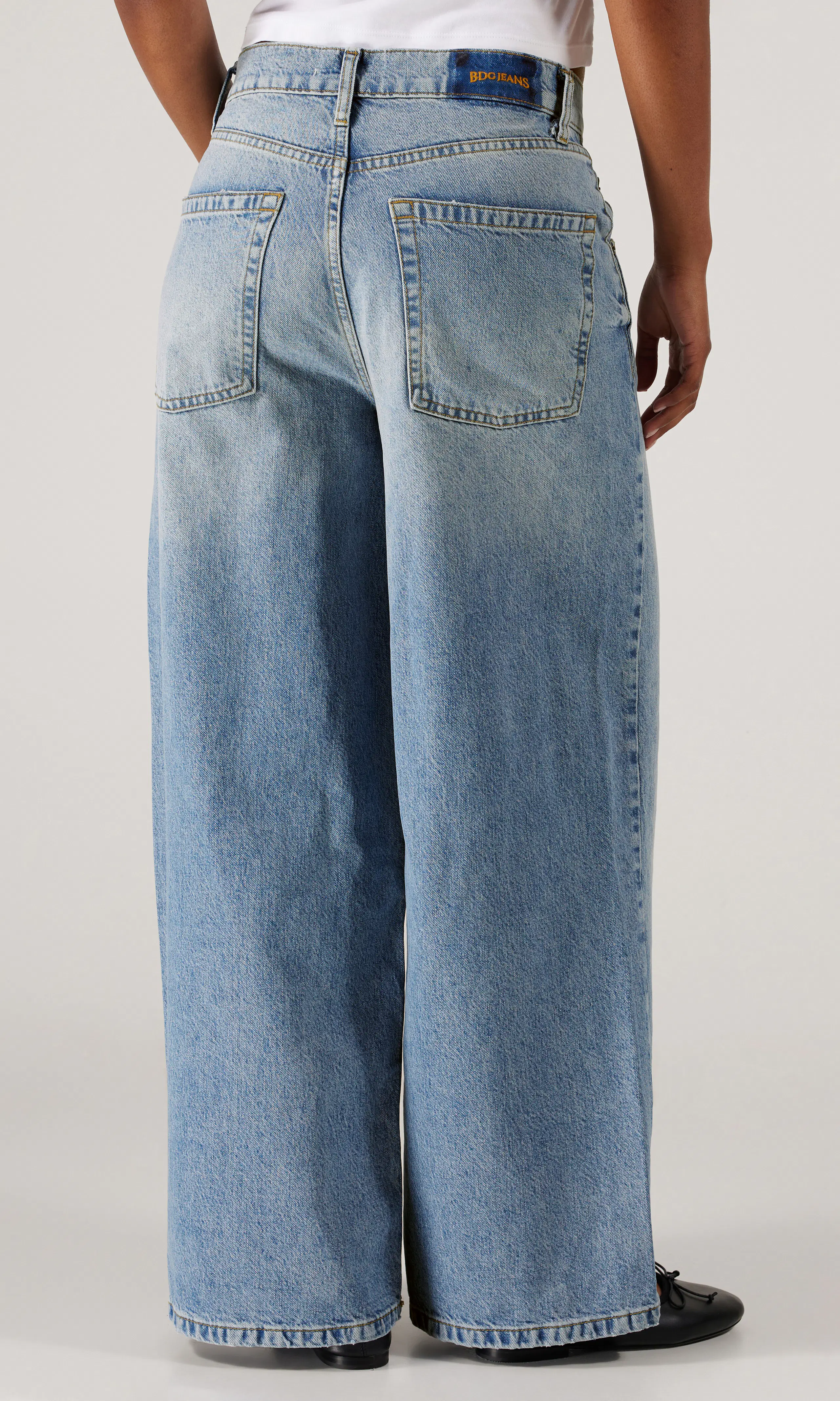 Anika Ultra Wide Leg Lys Blå Jeans. Back. Model.