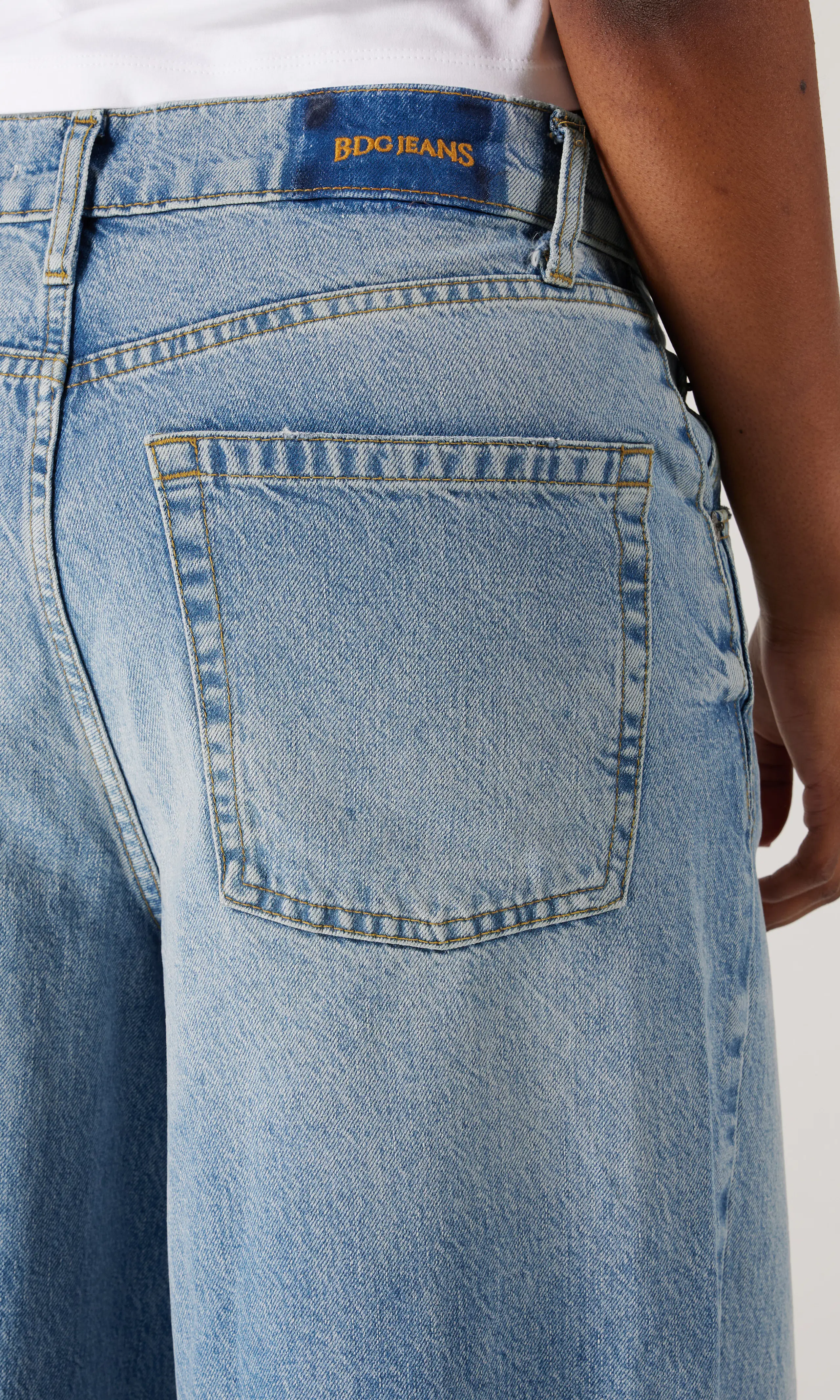Anika Ultra Wide Leg Lys Blå Jeans. Detail 1. Model.