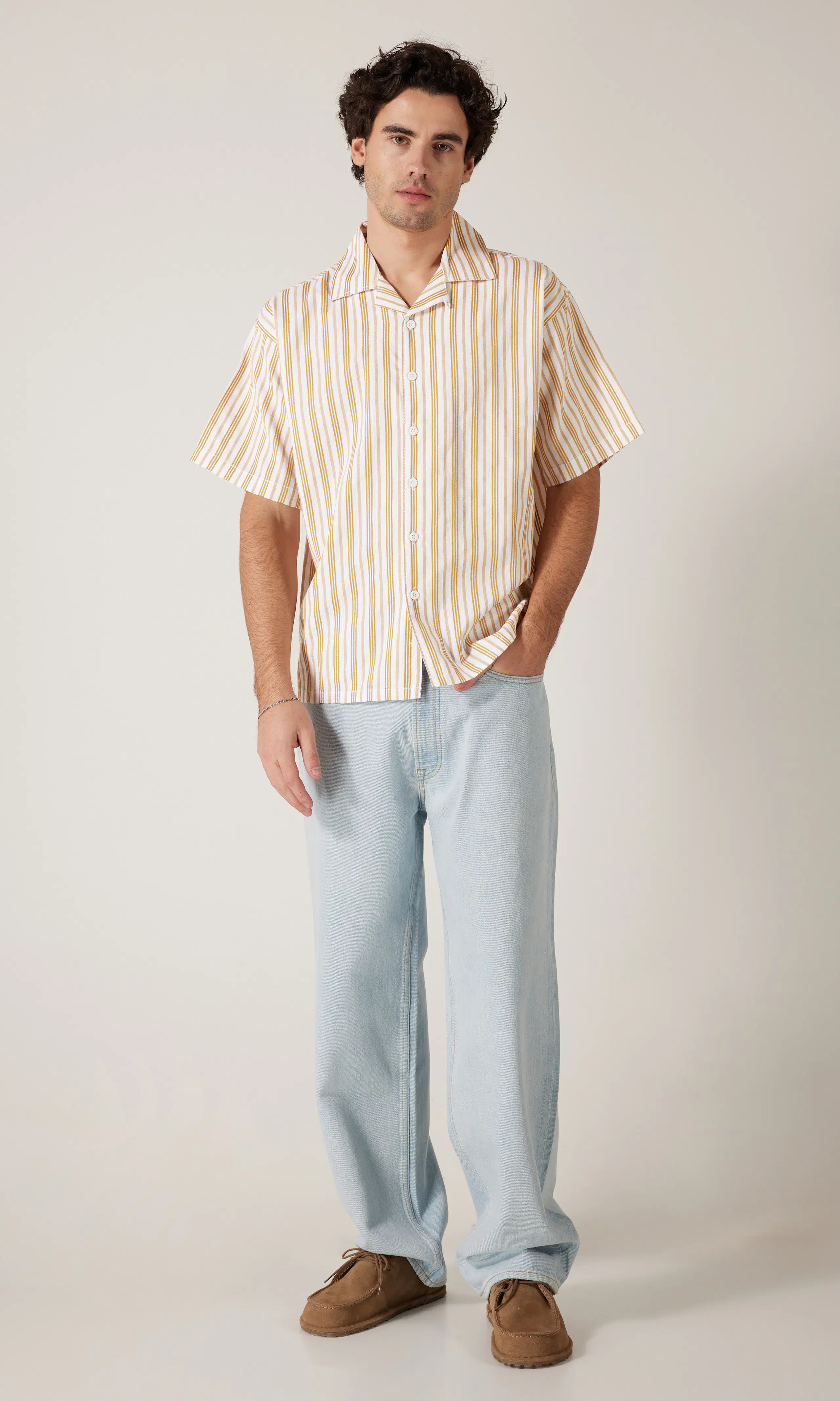 Randig Skjorta. Front 1. Model.