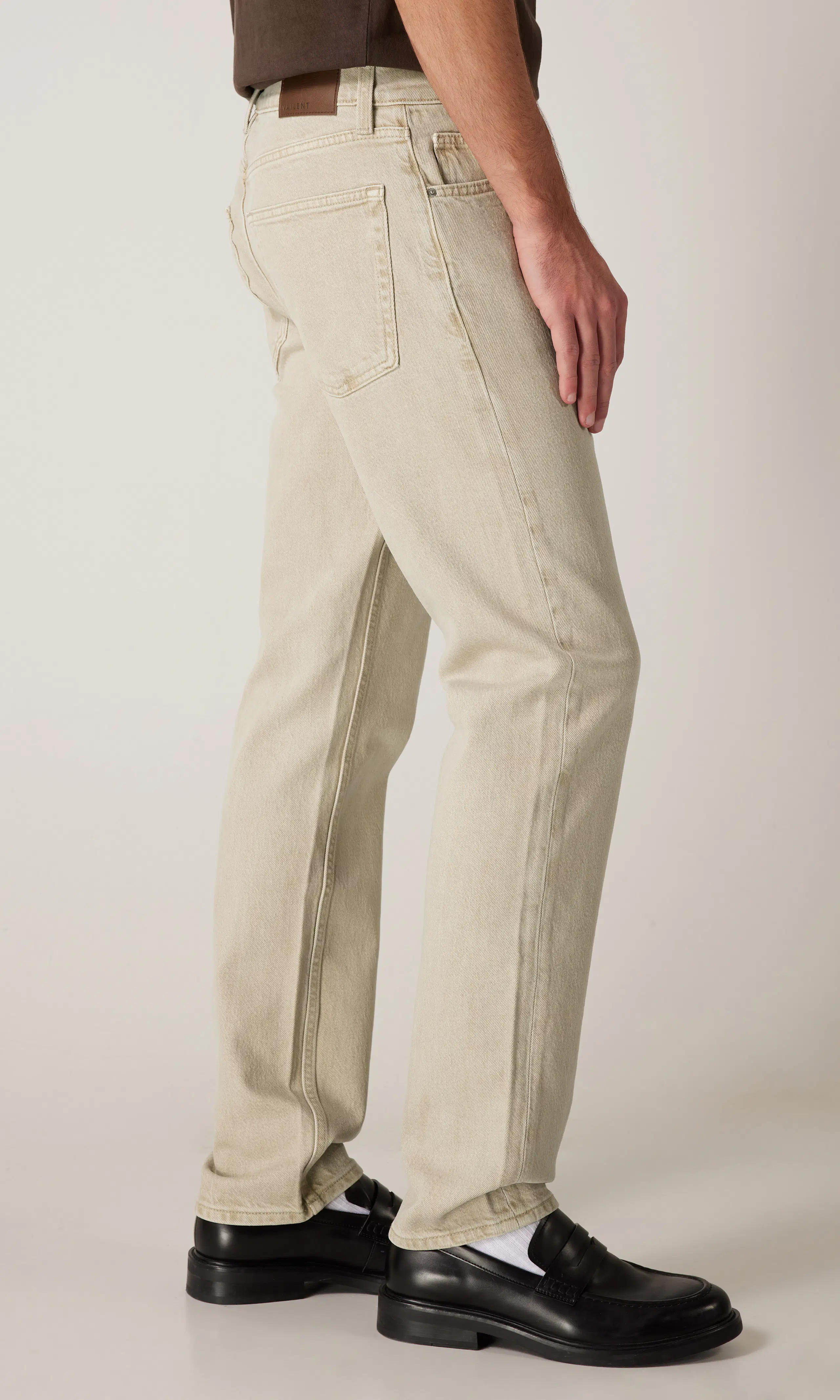 Regular Jeans. Detail 3. Model.
