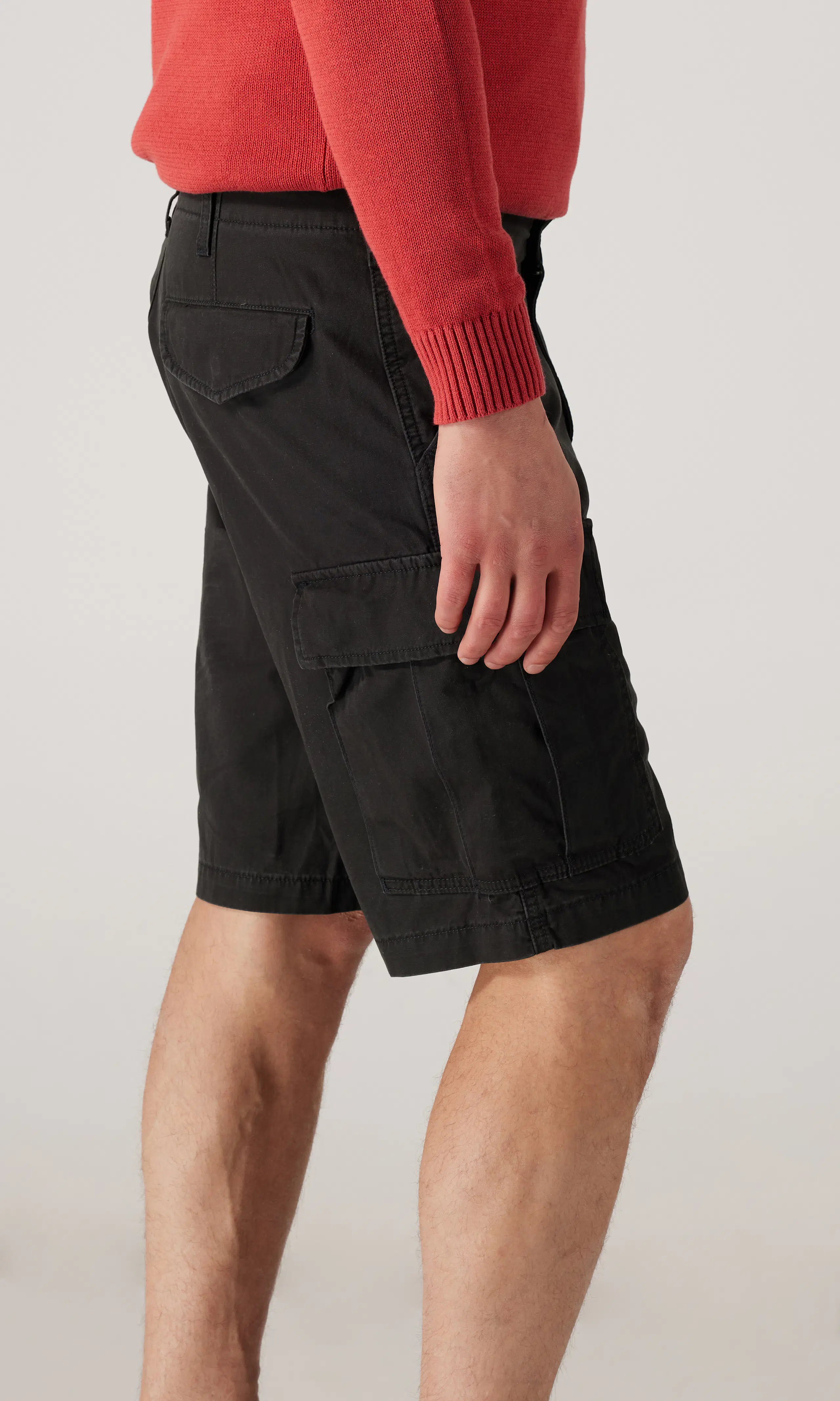 Carrier Cargo Svart Shorts. Detail 2. Model.