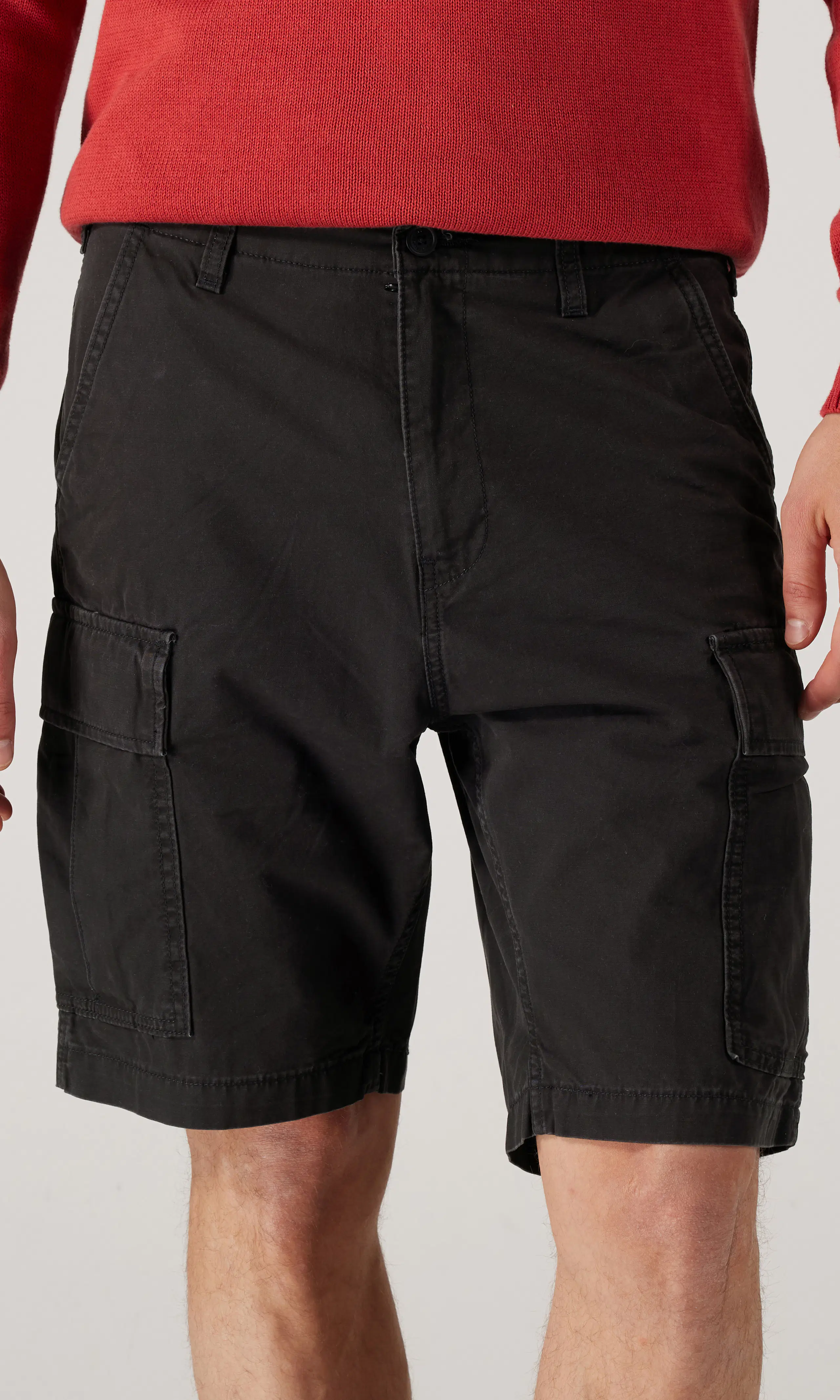 Carrier Cargo Svart Shorts. Front. Model.