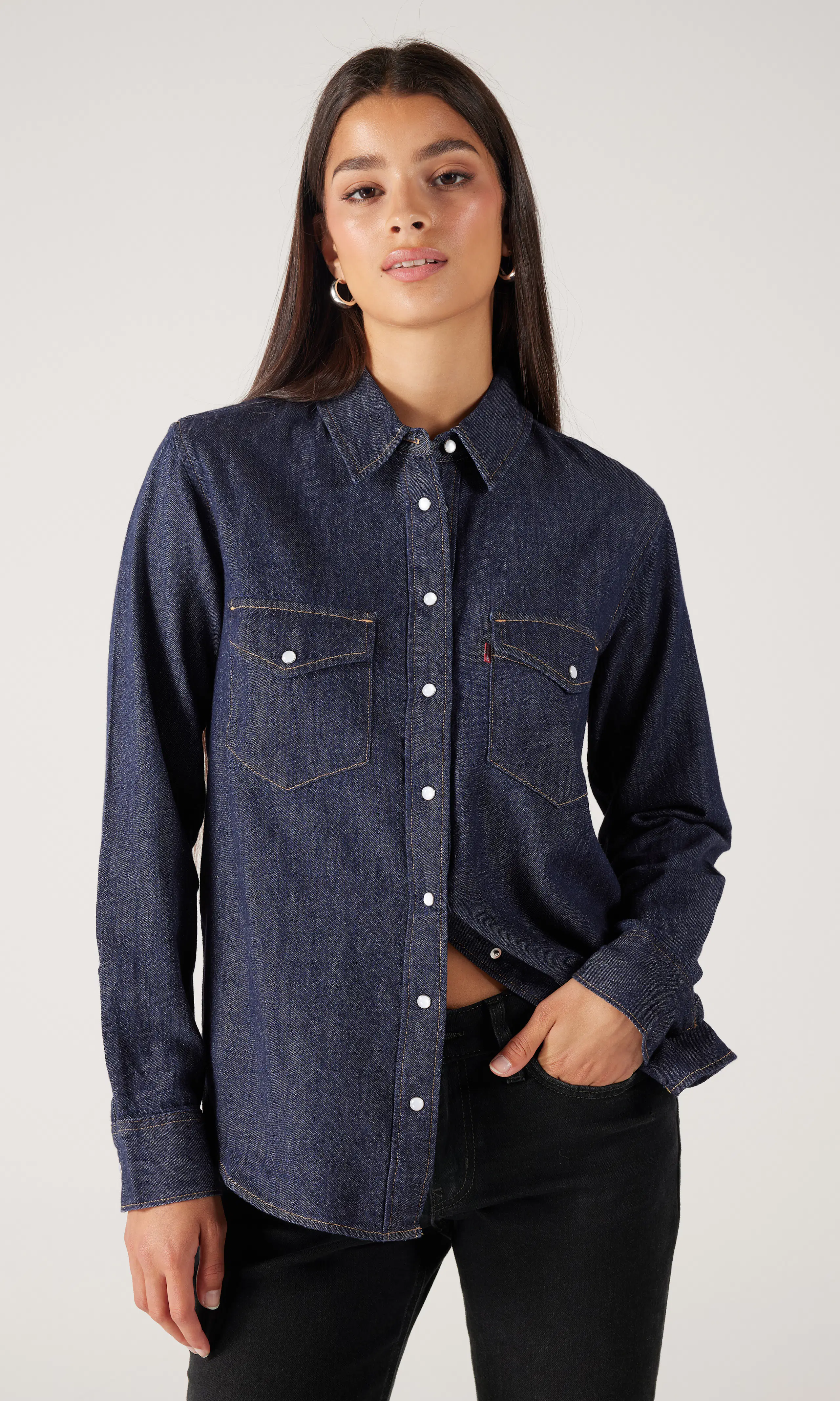 Iconic Western Mörkblå Skjorta. Front. Model.