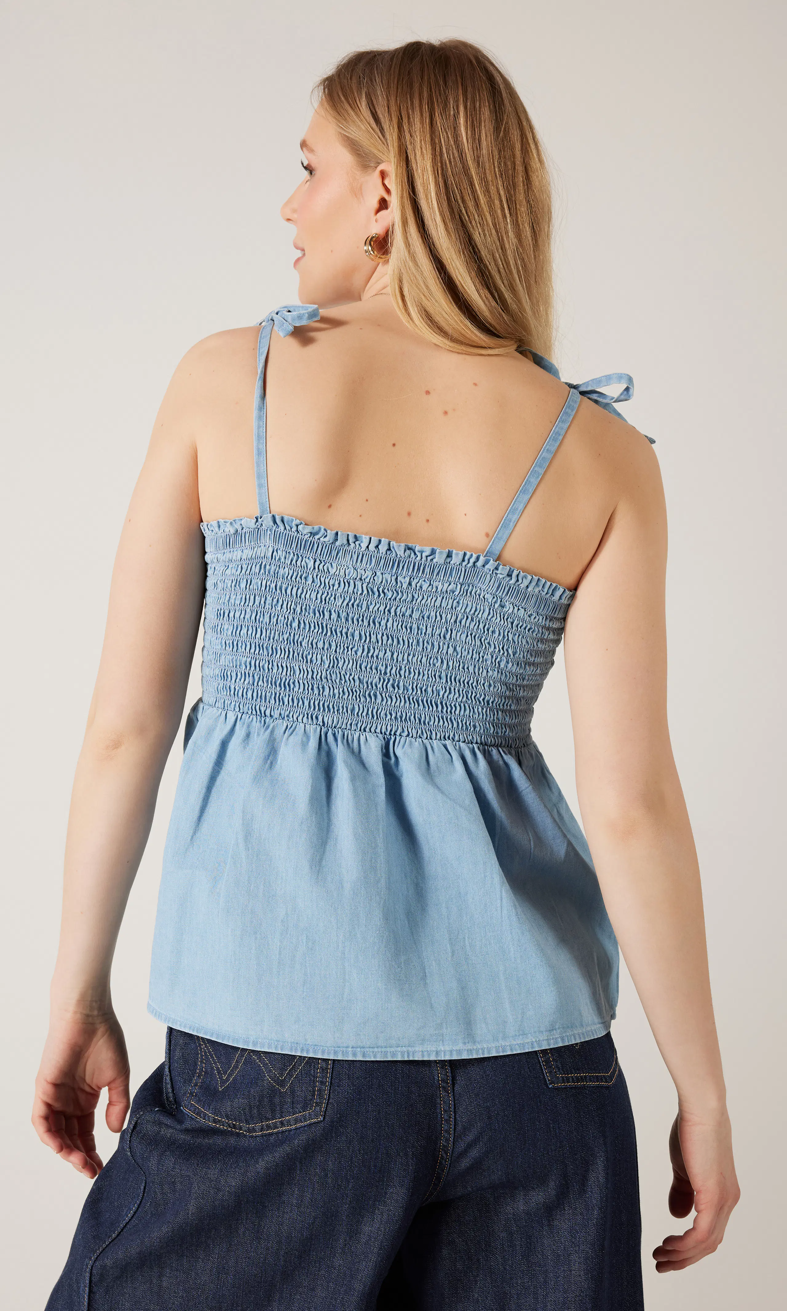 Smock Denim Topp. Back. Model.