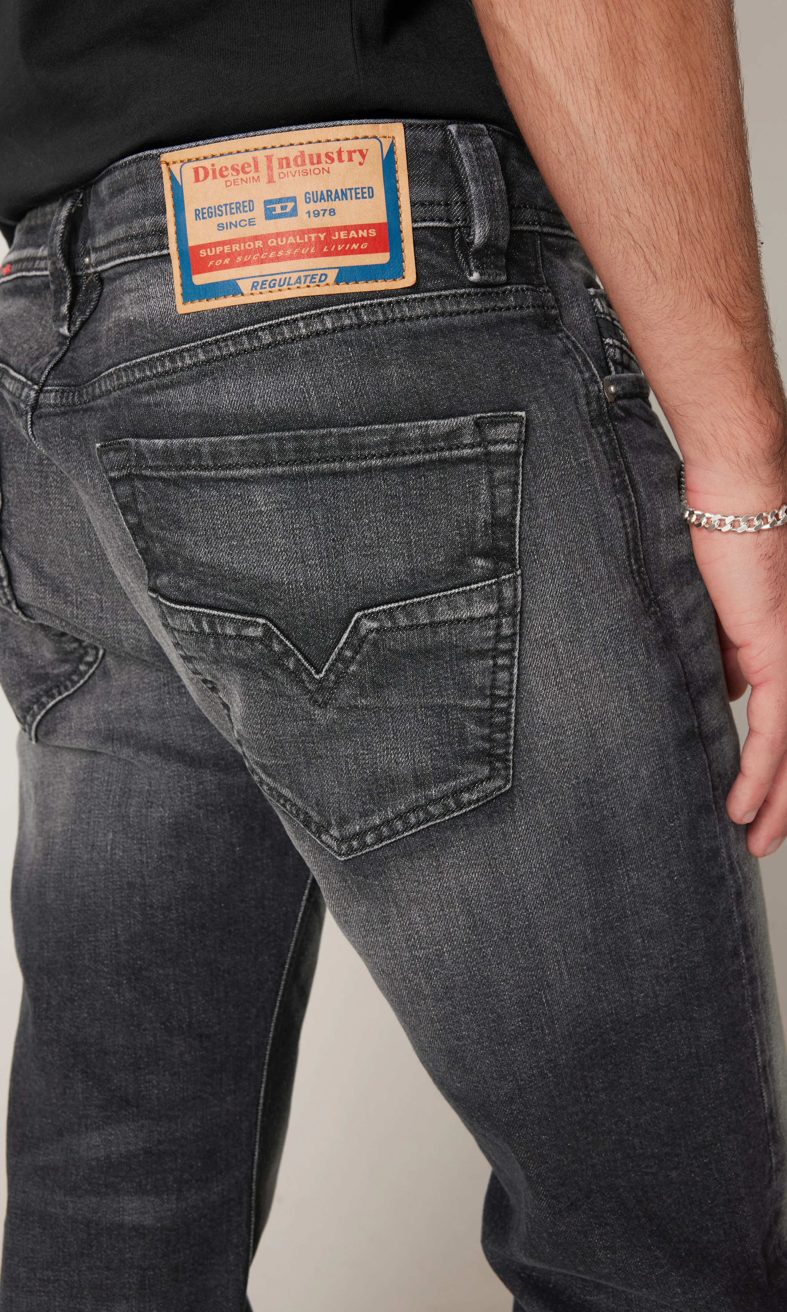 1985 Larkee Mørk Grå Straight Jeans. Detail 1. Model.