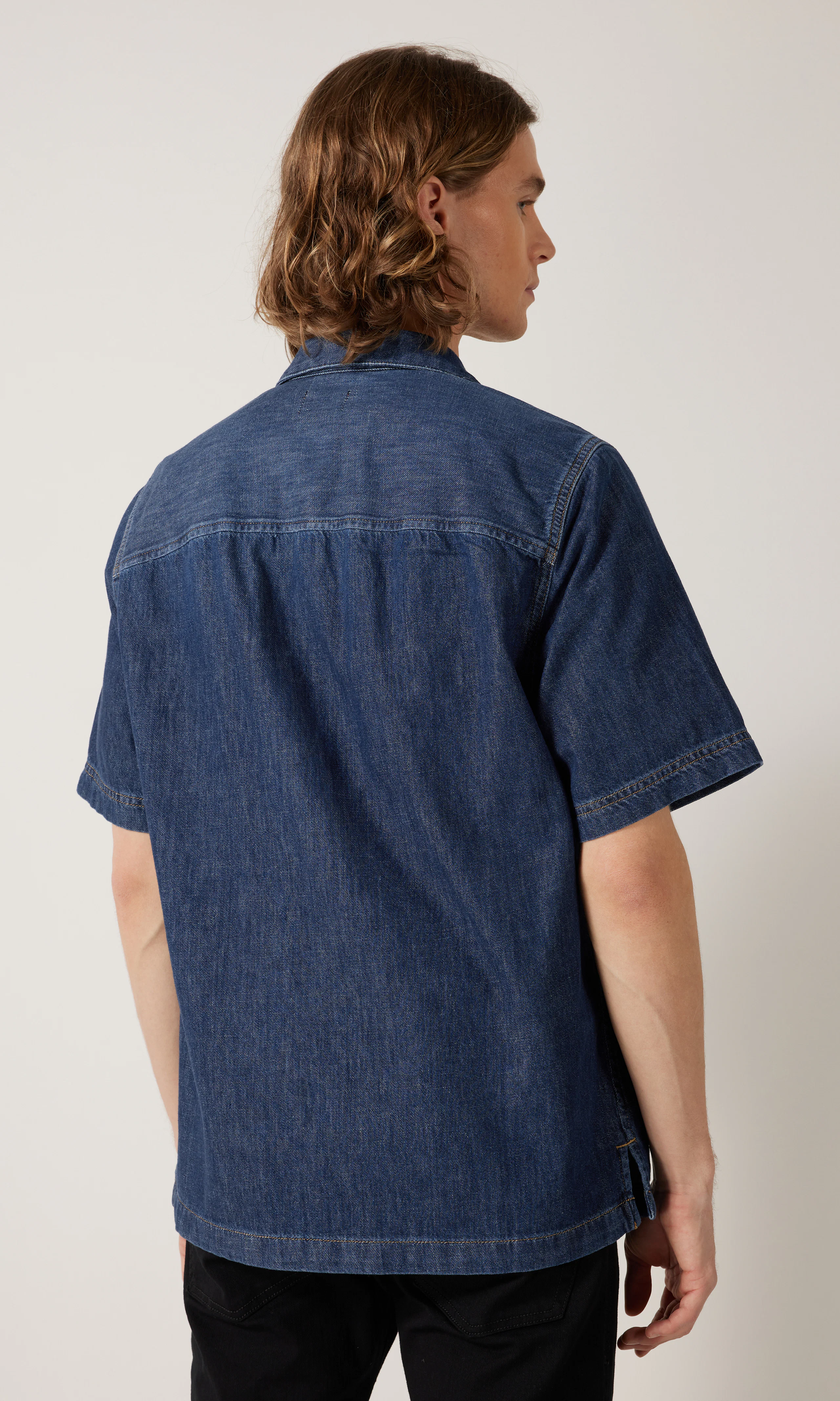 D-Paroshort Medium Blå Denim Skjorte. Back. Model.