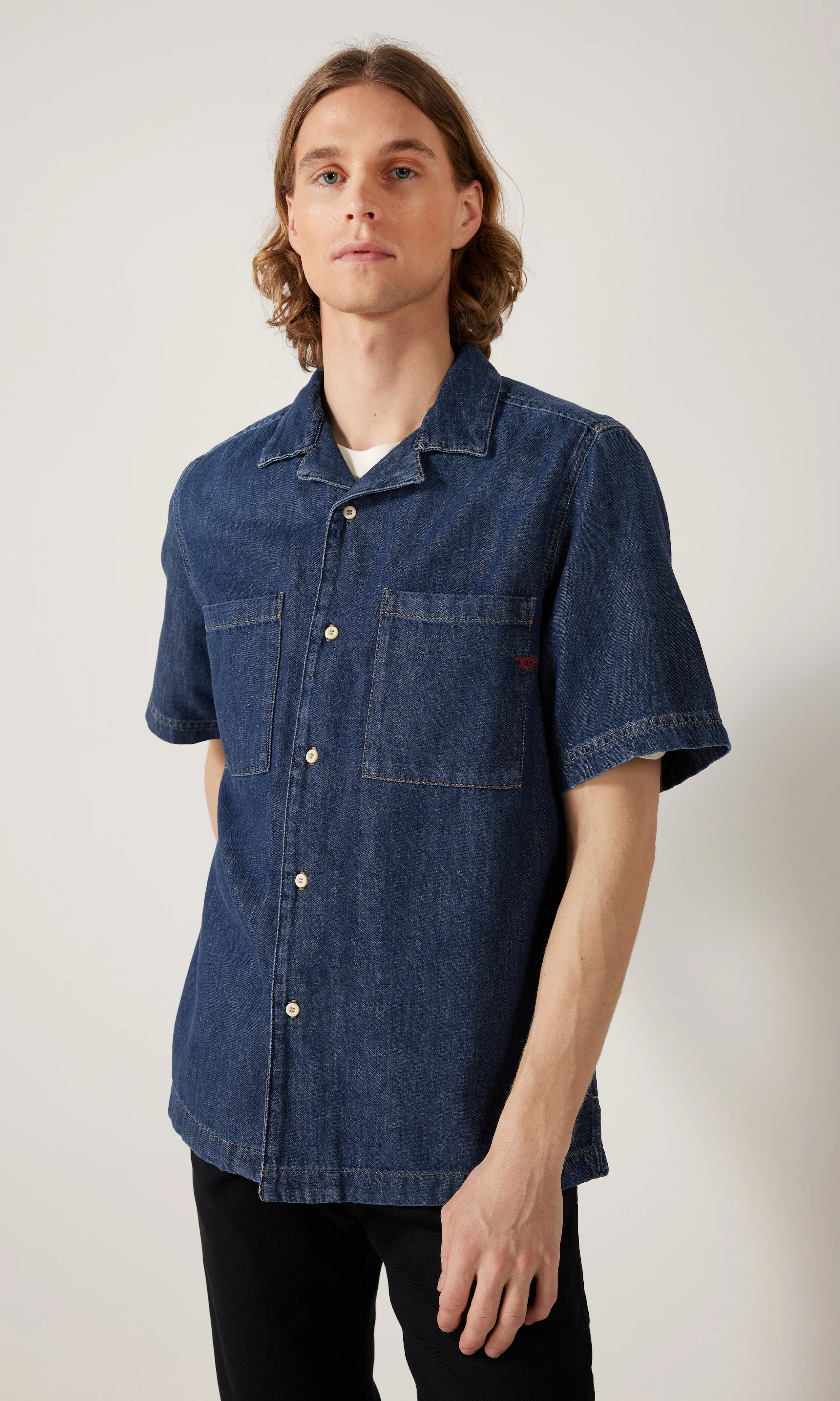 D-Paroshort Medium Blå Denim Skjorte. Front. Model.