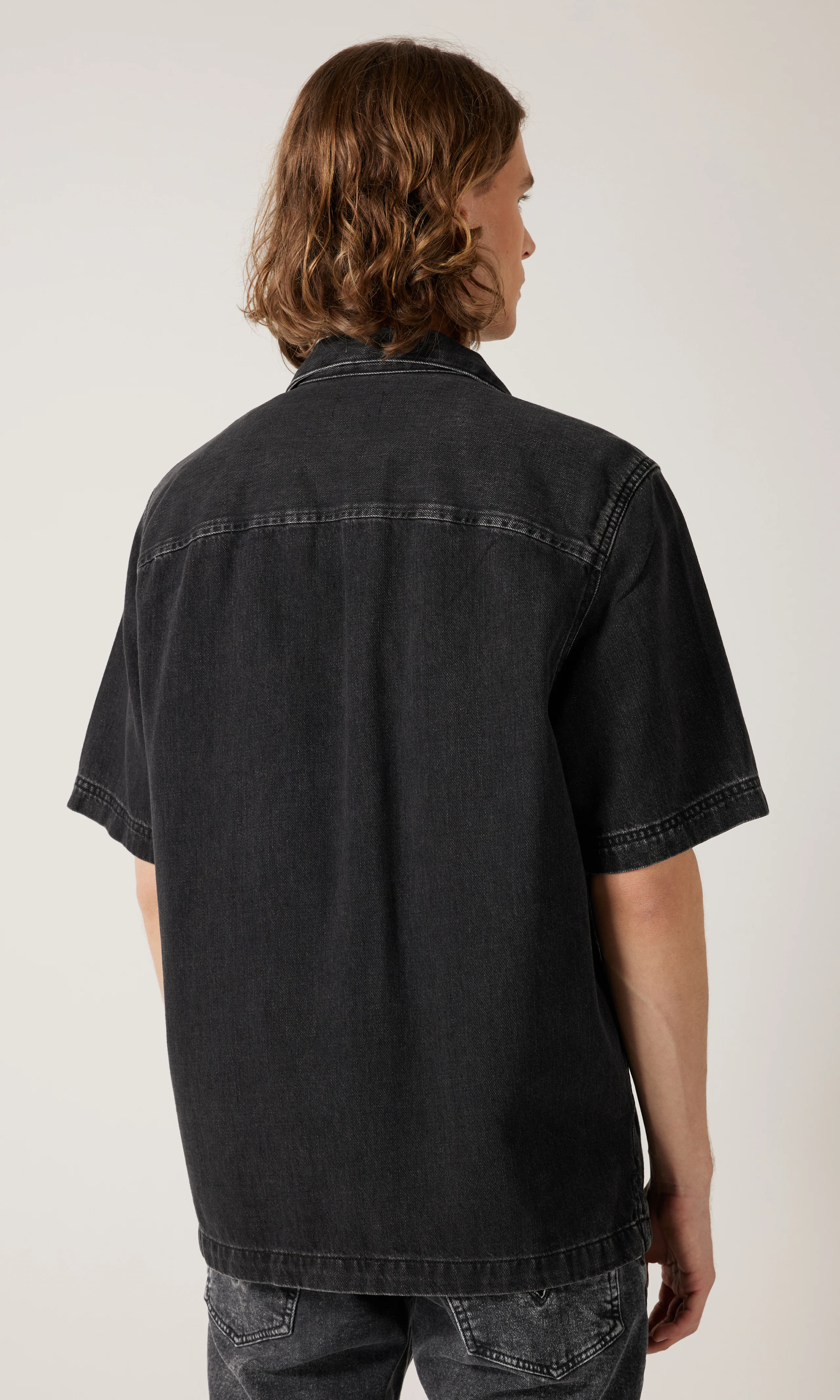 D-Paroshort Svart Denim Skjorte. Back. Model.