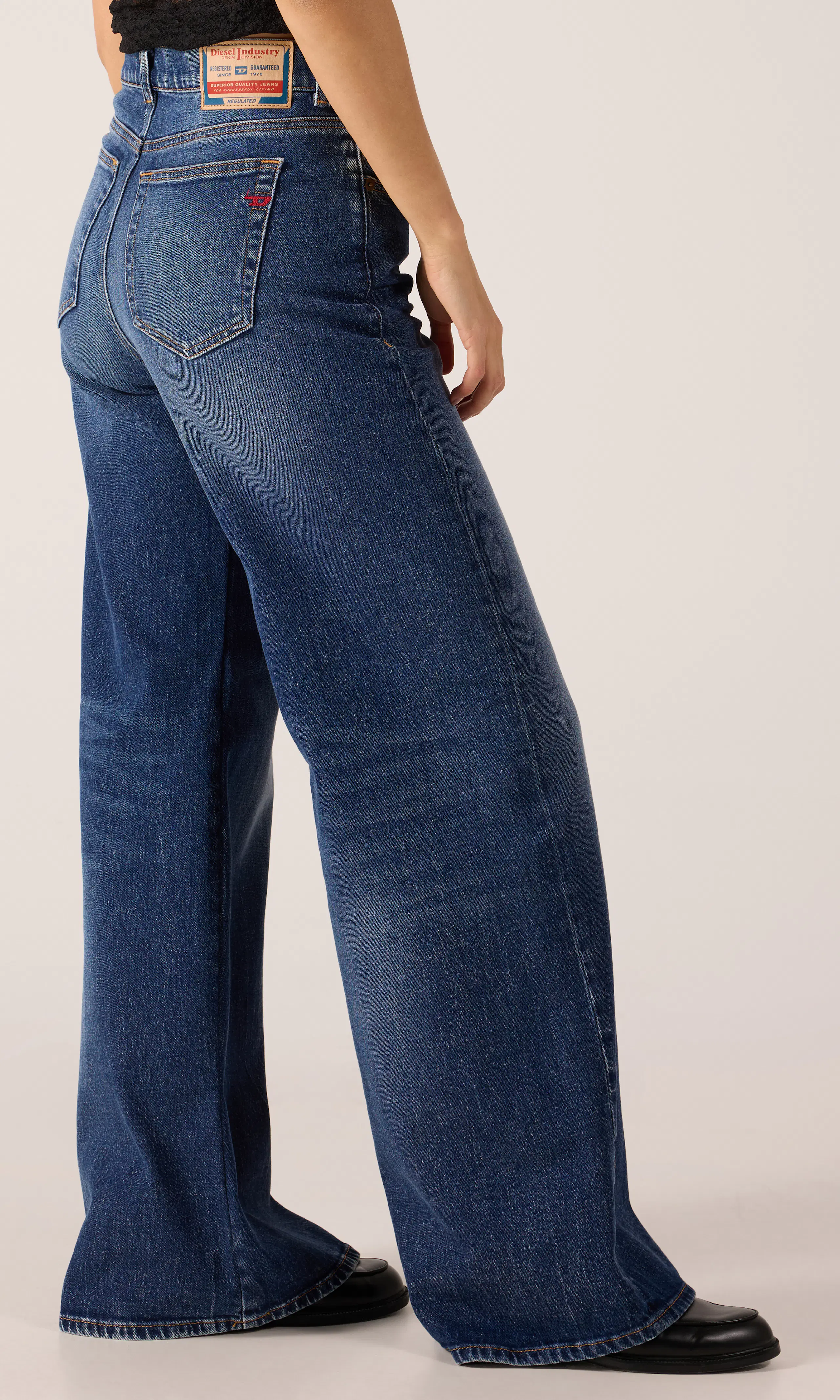 1978 D-Akemi Mörkblå Jeans. Front 2. Model.