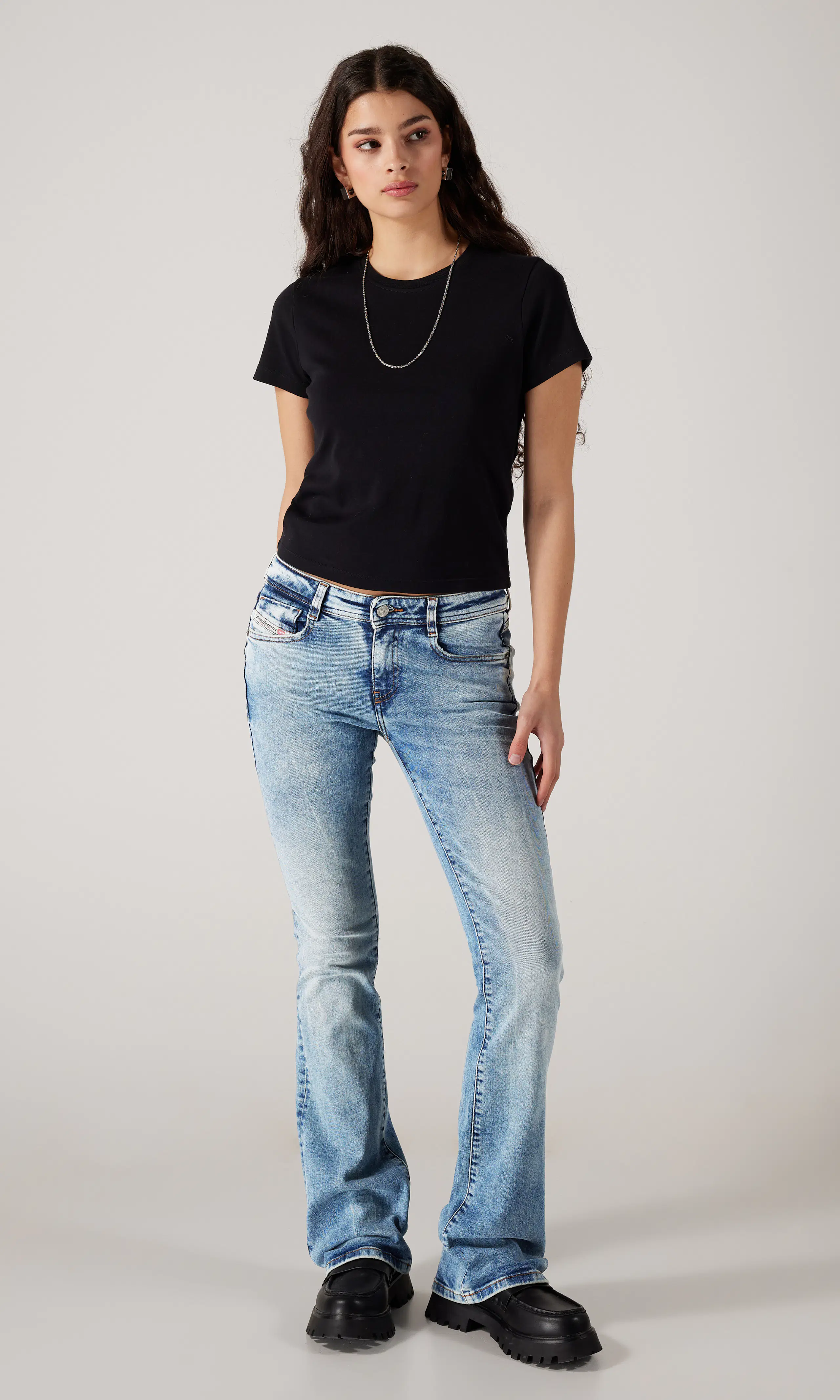 1969 D-Ebbey Ljusblå  Jeans. Front 1. Model.