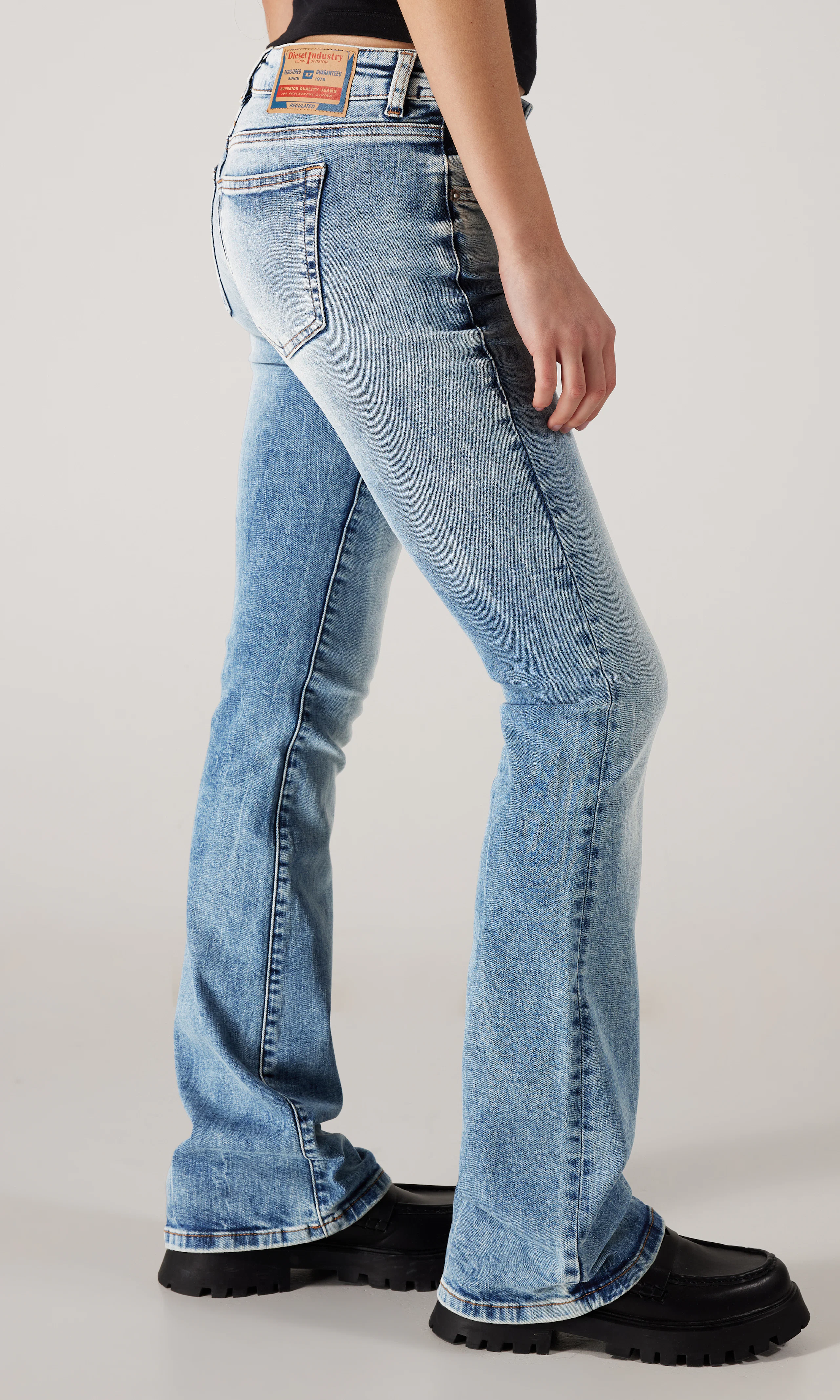 1969 D-Ebbey Ljusblå Jeans. Front 2. Model.