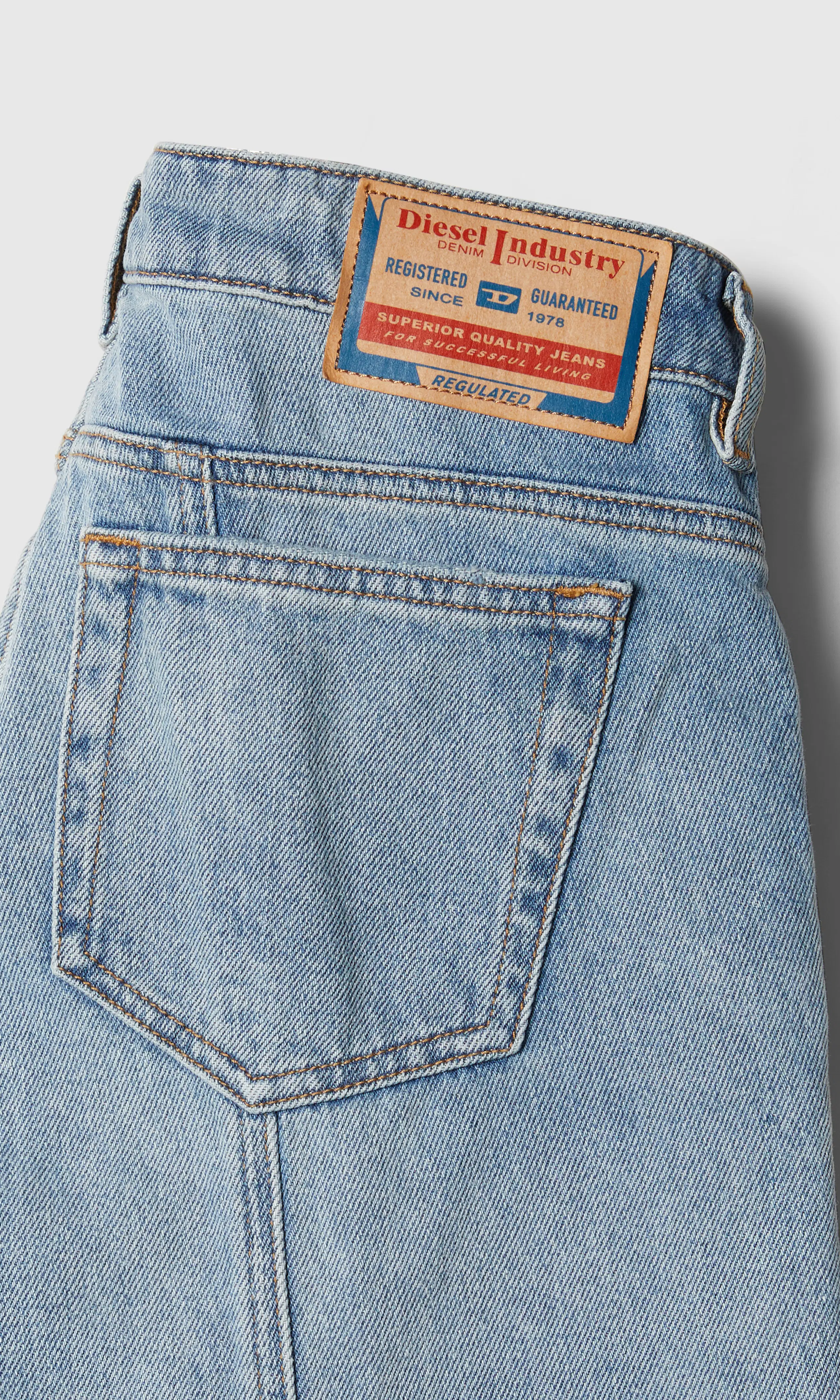 D-Akii Lys Blå Jeans. Detail 1. Flat.