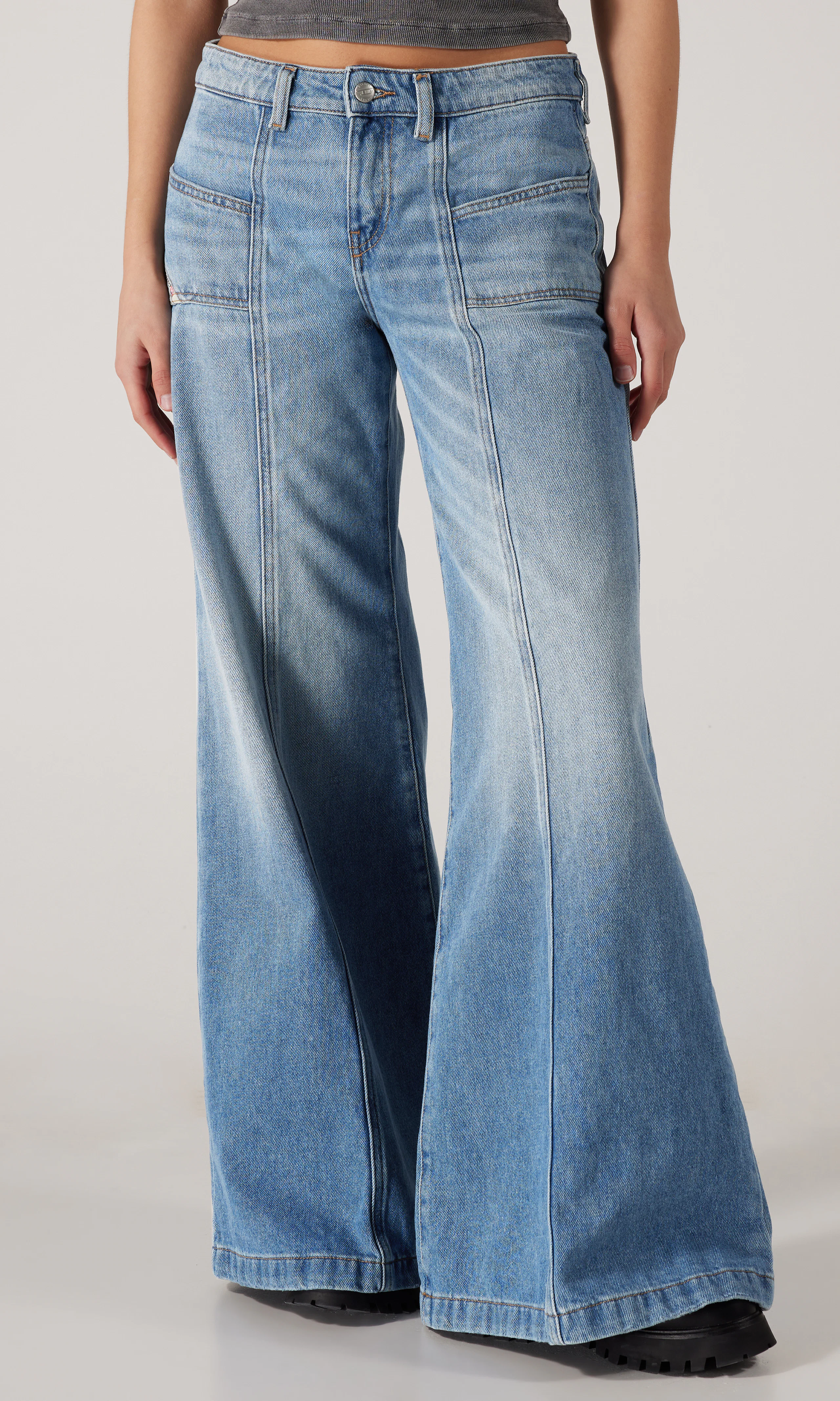 D-Akii Lys Blå Jeans. Front. Model.