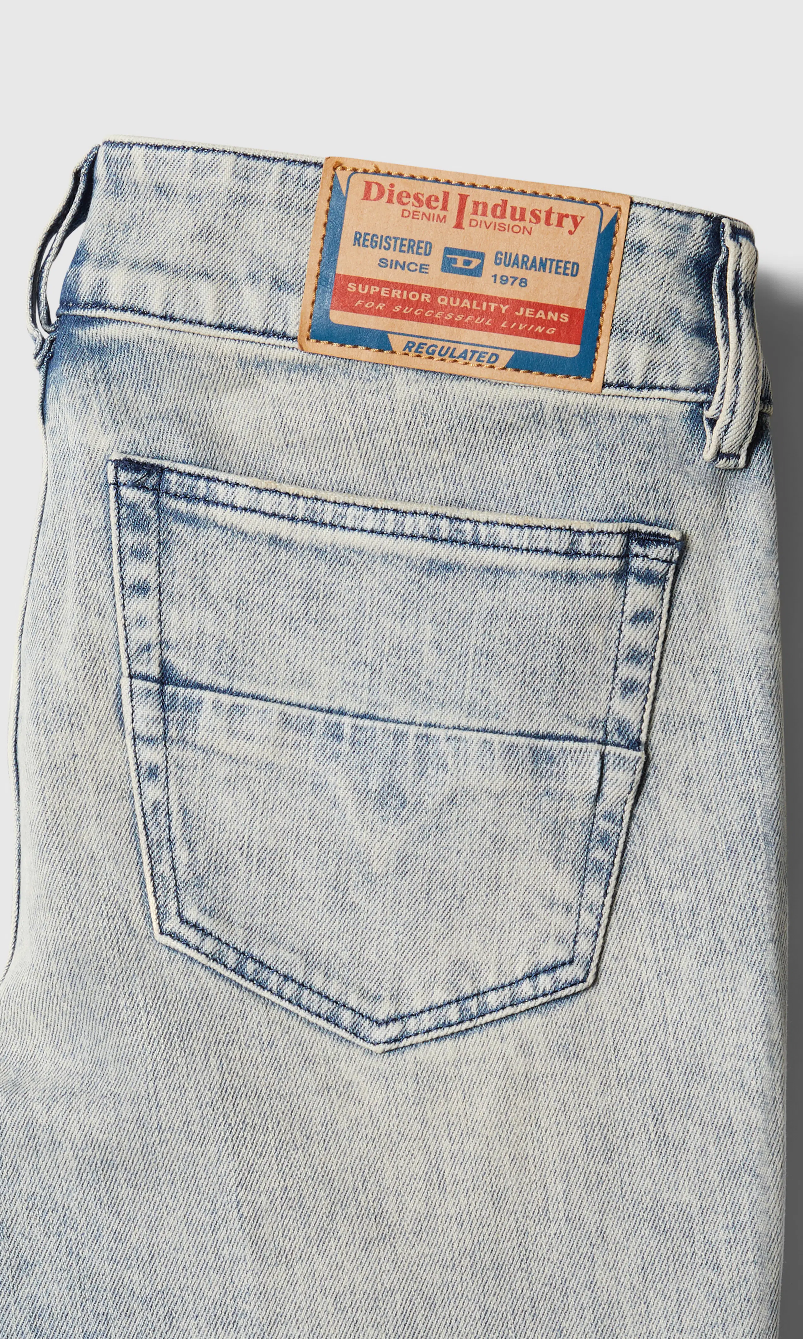 D-Hush Lys Blå Jeans. Detail 1. Flat.