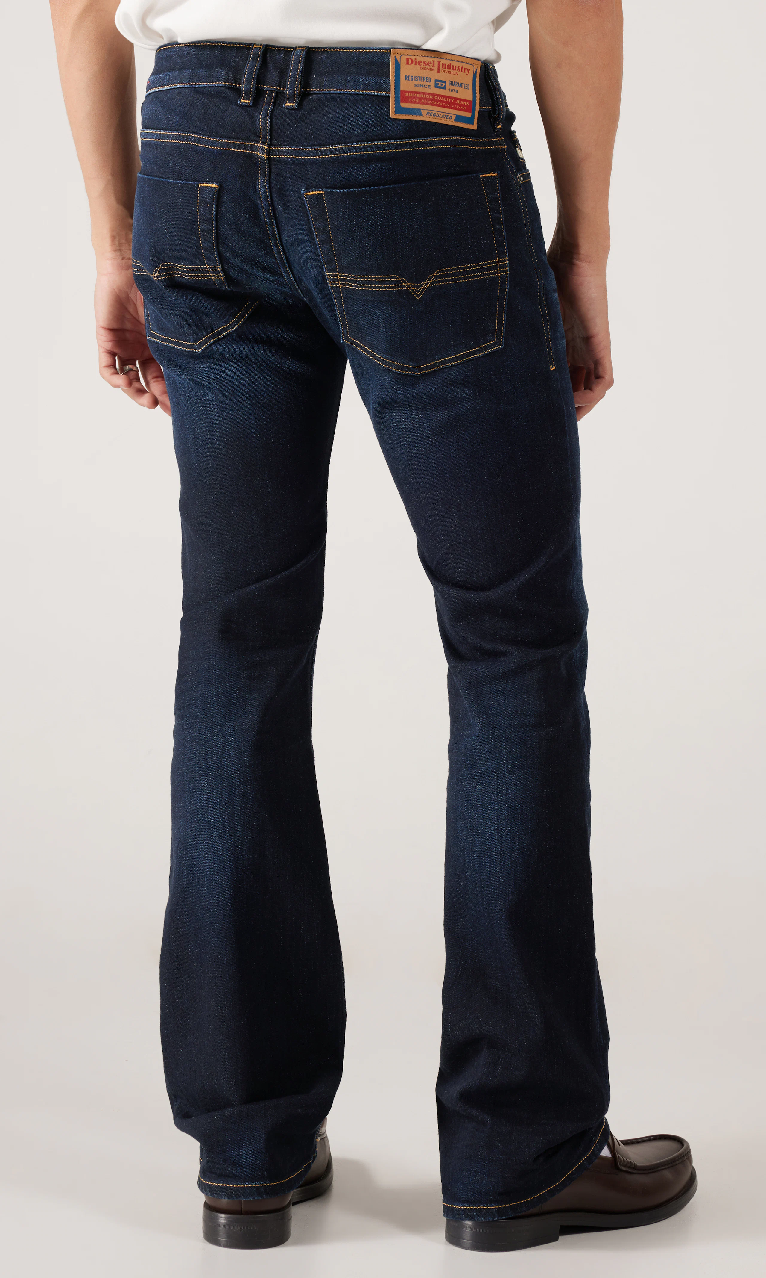 Zatiny Mörkblå Jeans. Back. Model.