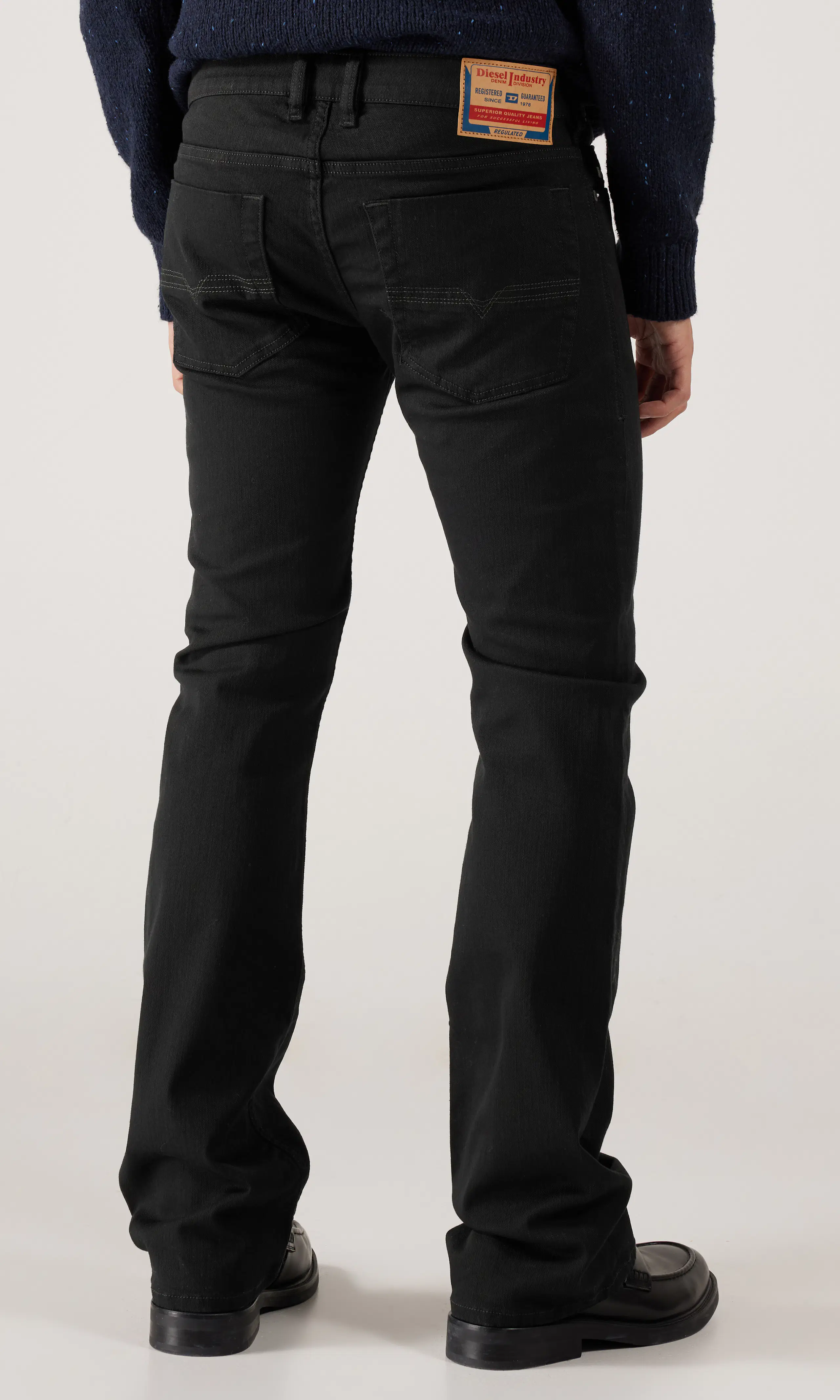 Zatiny Svarta Jeans. Back. Model.