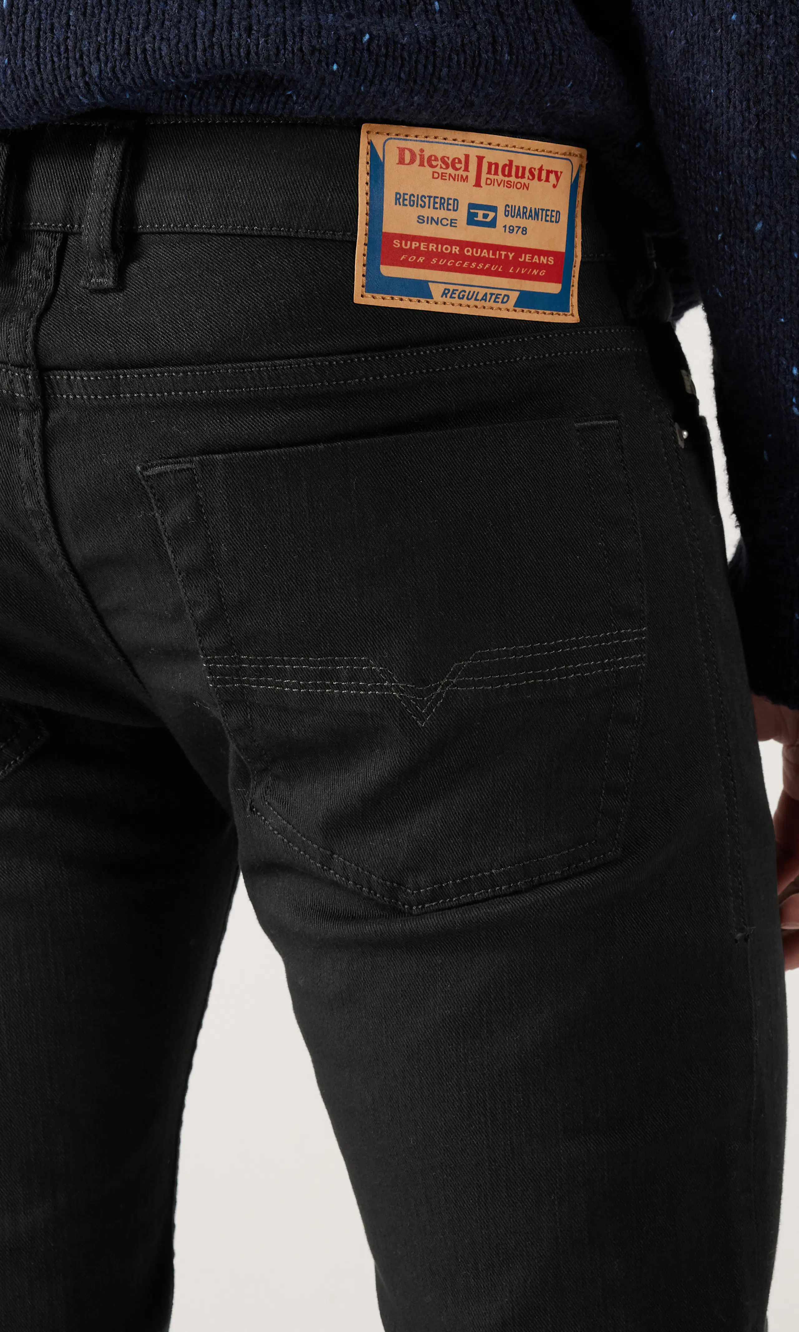 Zatiny Svarta Jeans. Detail 1. Model.
