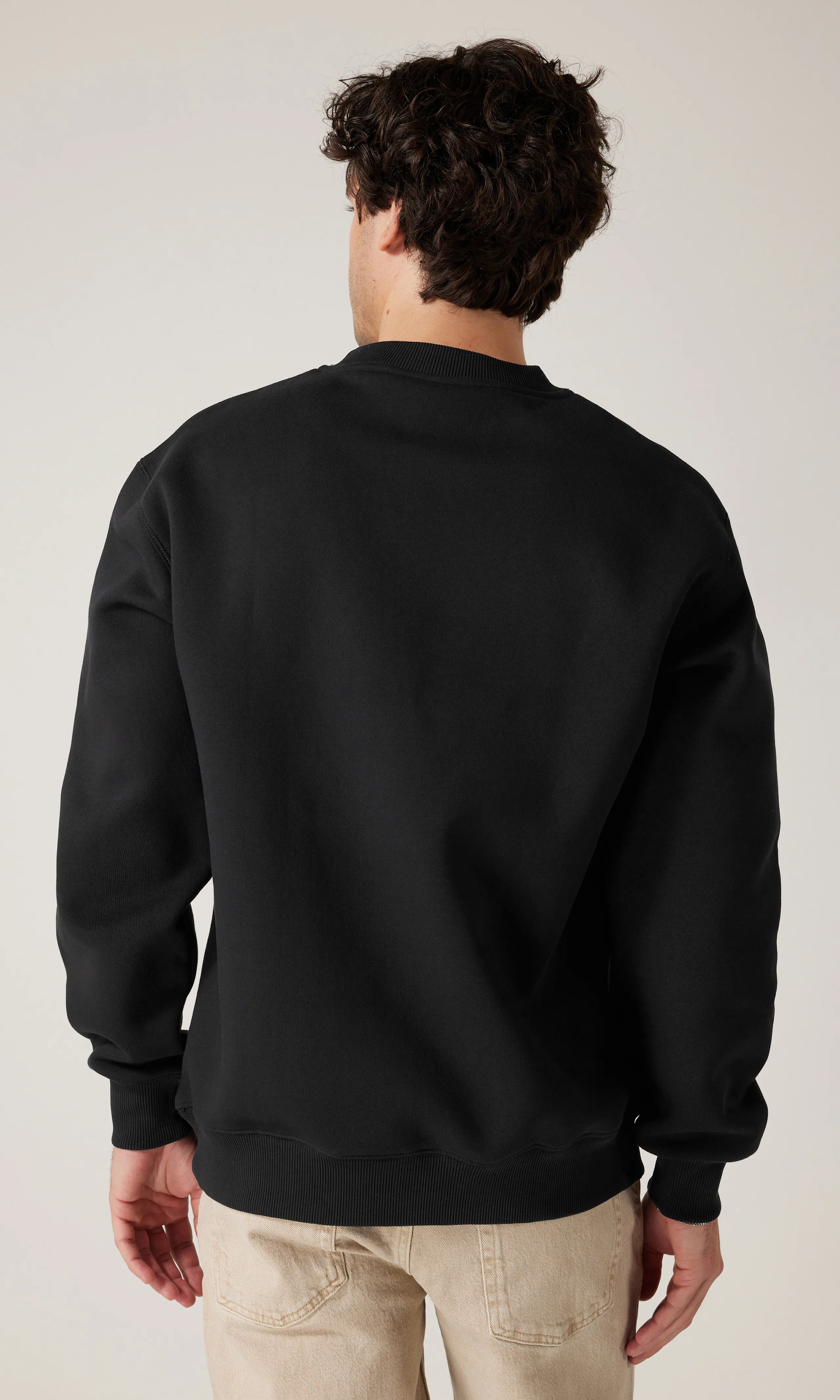 Borough Svart Sweatshirt. Back. Model.