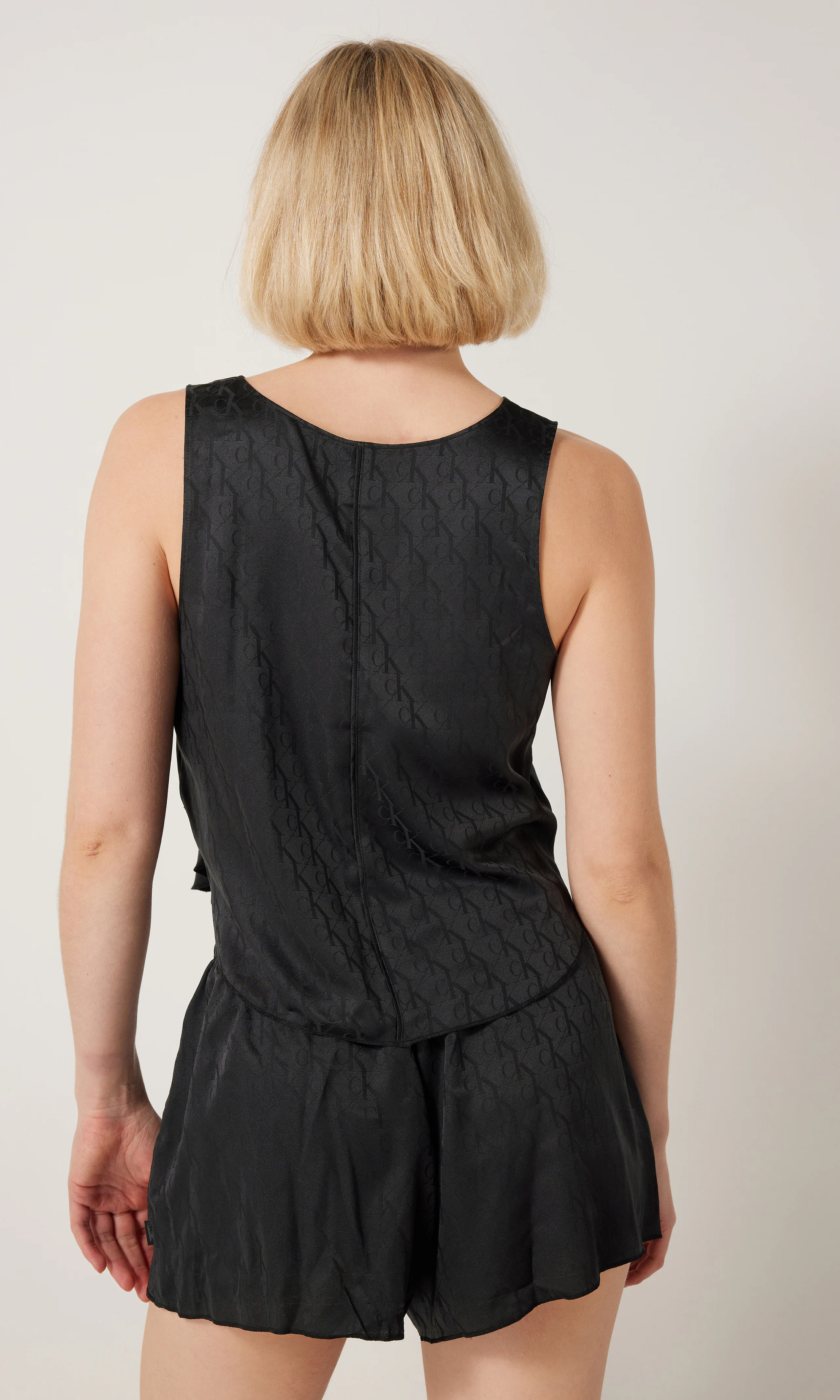 Svart Pyjamas Set. Back. Model.